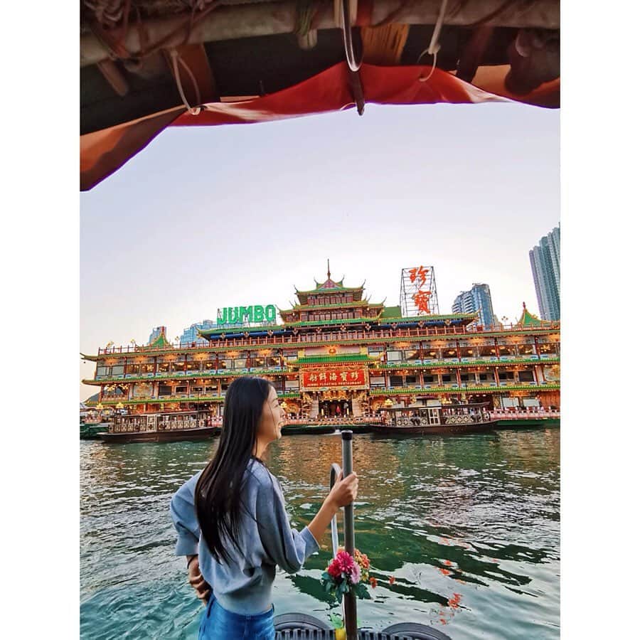 渡辺未優のインスタグラム：「. ローカル感漂う小さな船に揺られて 船さんぽ⚓︎ . . #HK #aberdeen  #水上レストラン #ジャンボキングダム .」