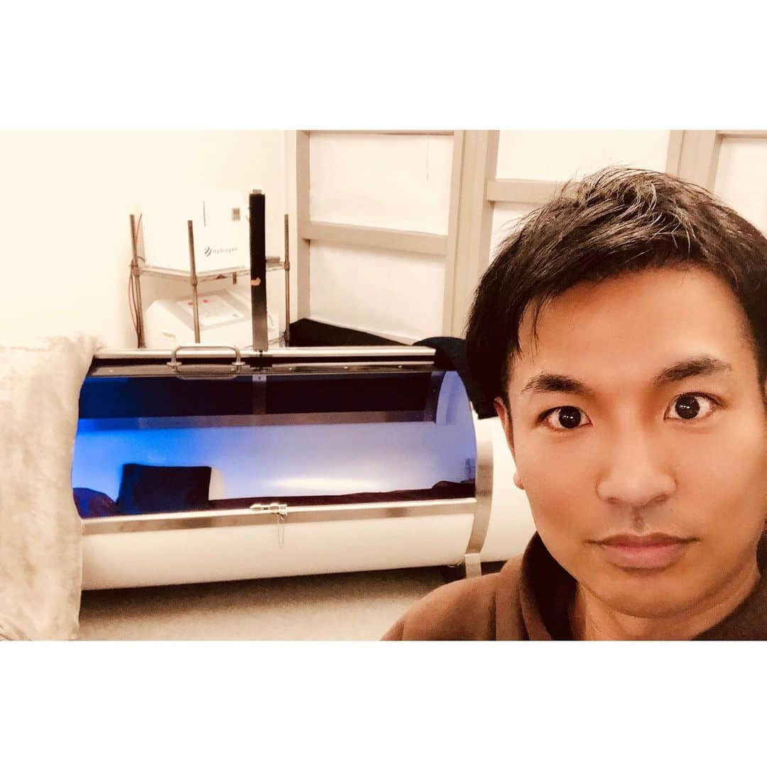 akamasa Kawata ( 川田 行政 ) のインスタグラム：「・ ・ 【hydrogen capsule】 ・ 水素カプセル入ってきました！ ・ 仲良し黒木さんが 経営している 新橋のお店行ってきましたよ。 ・ 1周年ということで お土産持って🍾 ・ 入った感想は 「疲れがぶっ飛ぶ！」 って感じです！ ・ それ以外にも 美容にもいいし 睡眠の質も上がる ・ ぜひおすすめ！ ・ 水素ポーズも 撮ってみたw ・ #水素カプセル  #水素吸入  #疲れぶっ飛ぶ  #疲労回復 #ニュー新橋ビル3階  #ニュー新橋ビル  #新橋  ーーーーーーーーーーーーーーーーーーー ファッションはマインドを 相手に伝えるための武器である。 ・ “マインド” を “外見” という武器に変え、 すべての人が本質を最大限に活かし、 “Happy”になれる社会を目指します。 ・ Happy Styling Management ～あなたの為の専属スタイリスト～ happystyling.wixsite.com/main ・ @takamasakawata @happystylingmanagement @nonver_style ーーーーーーーーーーーーーーーーーーー #happystylingmanagement #nonverstyle #nonver #stylistlife #fashion #fashionphotography #beautiful  #tshirts #ファッション #ファッションスタイリスト #メンズファッション #レディースファッション #コーディネート #大人コーデ #tシャツ #経営者 #起業家 #お洒落さんと繋がりたい」