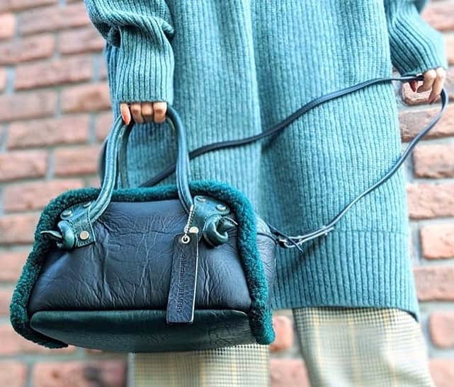 のインスタグラム：「Iconic Boston bag in green leather and shearling #collectionpriveeaccessories • • • • #collectionpriveeofficial #green #bostonbag #accessories #minibag #style #fashion #shearling #iconic #madeinitaly #italianbrand #bag #womenstyle #leather #parqs #parqstoyama」