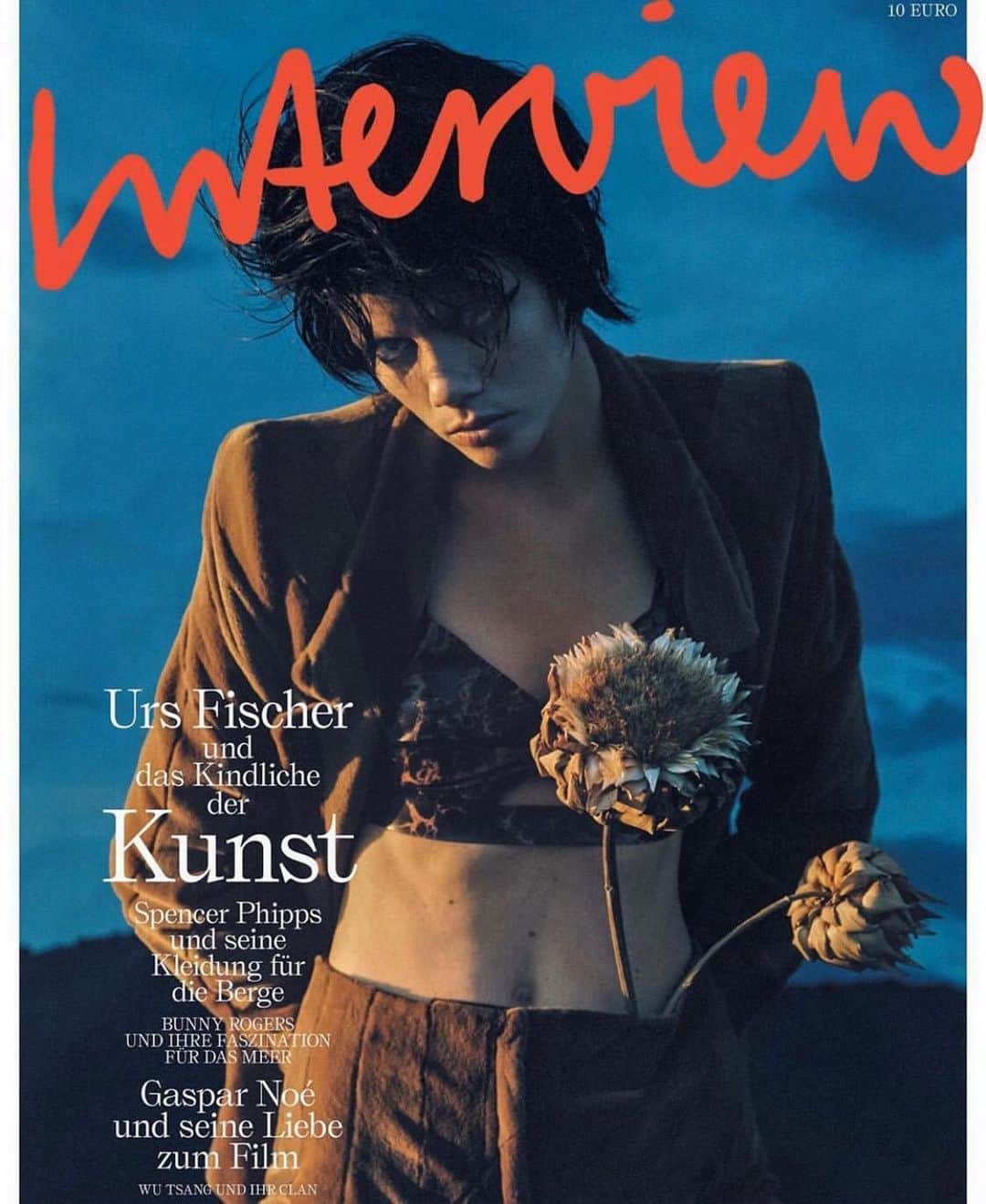 マリヤン・ジョンクマンのインスタグラム：「INTERVIEW MAG @fendi SPECIAL OUT NOW ! 🧛🏻‍♀️ @interview_de @danbeleiu @georgia_tal @fendi」