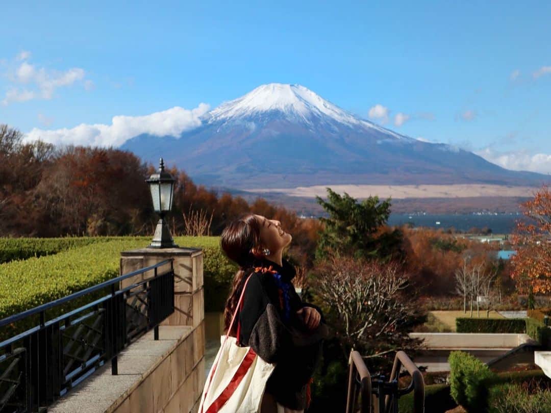 森高愛さんのインスタグラム写真 - (森高愛Instagram)「富士山🗻 . 山中湖周辺へ行ってきたよ。 北口本宮冨士浅間神社にも行ってきました☺️ とっても綺麗なところで、おみくじ引いて、大吉当たった〜👏 言霊入りということで、私は”希望”だった。 すごくすごく力をもらいました🤝」11月21日 17時05分 - ai_moritaka_official
