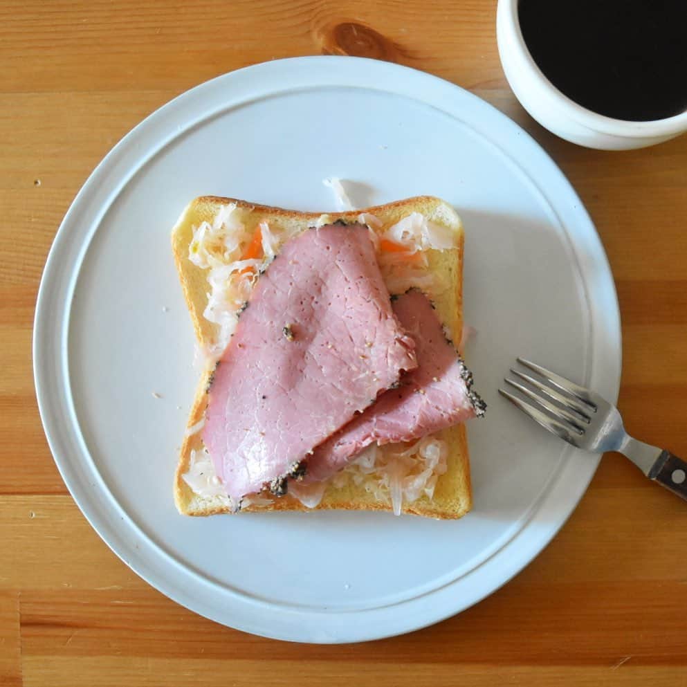山崎佳のインスタグラム：「Today’s breakfast. 肉！風邪気味だからしっかり食べて、夜はちゃんと寝る！」