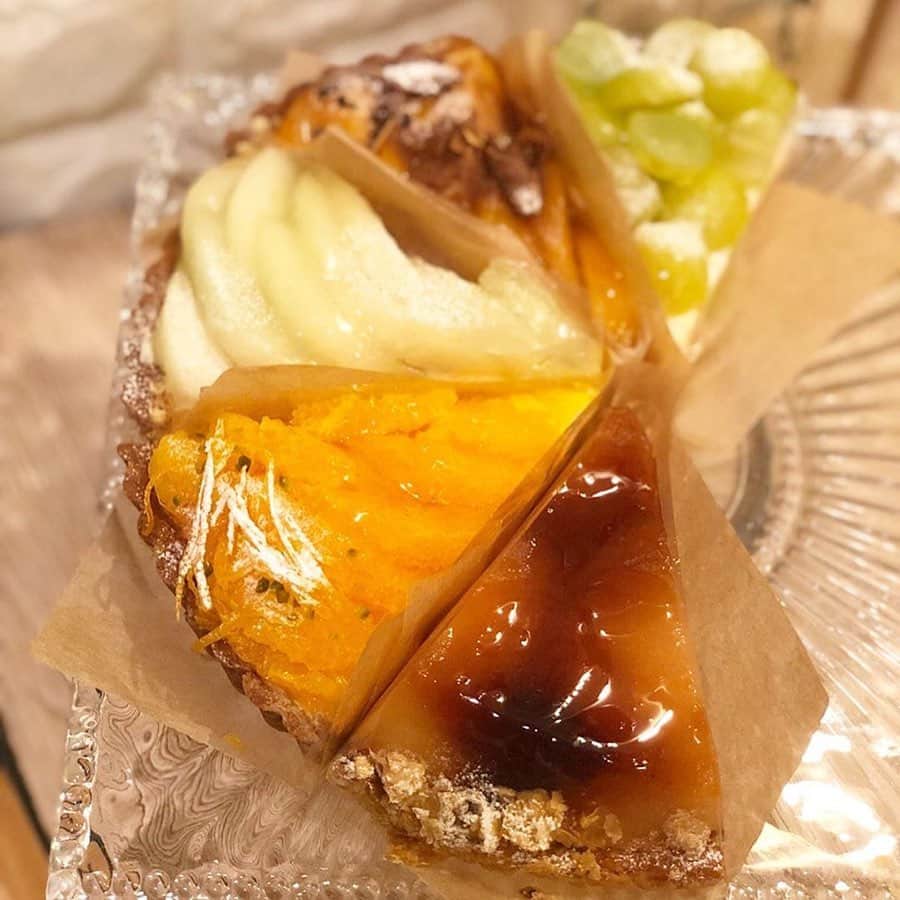 ナゴレコさんのインスタグラム写真 - (ナゴレコInstagram)「「タルト」﻿ リポスト✒︎売り切れ続出❗️ちいさな菓子店fika.さんのタルト🥧🍴💫﻿ ﻿ 美味しいタルトを食べたい…そんな時にふと思い浮かぶお店の一つではないでしょうか🤔今もなお止まらぬ人気で予約分のケーキも売り切れるほどだとか😳🙌🏻﻿ ﻿ 一つ一つ丁寧に作られたタルトの美しさ🥄✨常にたくさんの種類のタルトが用意されており、毎週水曜日にメニューが変わるようです🤤🥧﻿ ﻿ 平日にも関わらず行列ができるようなので予約してから伺った方が良さそうですね👨🏻‍🍳🍰﻿ ﻿ 一度は食べてみたいfika.さんのタルト👏🏻お誕生日ケーキなども承っているようですよ🎂🎉﻿ ﻿ @a__ayano さん、#ナゴレコ ありがとうございます⭕️﻿ ﻿ Repost @a__ayano・・・﻿ ﻿ ٭•。❁。.*･ﾟ　.ﾟ･*.❁。.*･٭•。﻿ 千種区の『小さな菓子店 fika』さん。﻿ @tarte.fika ❁⃘﻿ ❁⃘﻿ 私、タルトが好きじゃないんです。﻿ モソモソするから。﻿ 口の中の水分持っていかれる系の食べ物が苦手で。﻿ 特にタルトのダマンドが好きじゃないんです。﻿ ❁⃘﻿ ❁⃘﻿ って話をしたら @nagoya.m がフィーカのタルトを食べてみろと。笑﻿ ここのタルトは他と違う！！と推してくるから半信半疑で食べてみたよ。﻿ ❁⃘﻿ ❁⃘﻿ え！！😳﻿ まずダマンドじゃない！！﻿ 凄く薄い生地にそれぞれ違うクリームが入っている😳﻿ ❁⃘﻿ ❁⃘﻿ めっちゃくちゃ美味しい！！！﻿ タルトの概念が変わった。﻿ もうタルト嫌いって言えなくなった。﻿ ❁⃘﻿ ❁⃘﻿ ちゃんと具材に合わせて違うクリームが入っててとっても美味しかった🥺﻿ 生のフルーツ系はどうせ下ダマンドでしょ。って思ってフルーツ系頼まなかったから今度は生のフルーツ系食べたい😍﻿ ❁⃘﻿ ❁⃘﻿ 私が選んだタルト茶色ばっかだから、南ちゃんが頼んだカラフルな写真も載せておく😂﻿ ❁⃘﻿ ❁⃘﻿ これだけは言いたい。﻿ シブースト神ってた。﻿ ❁⃘﻿ ❁⃘﻿ ٭•。❁。.*･ﾟ　.ﾟ･*.❁。.*･٭•。」11月21日 17時09分 - nagoya_food