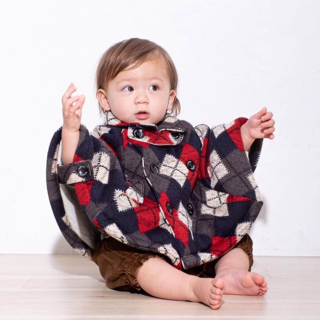 TAPPETさんのインスタグラム写真 - (TAPPETInstagram)「ベビーといえばマントですよね🥰 柔らかくて暖かくて、このアウター1枚でオシャレなデザイン❣️ チェックとアーガイル、雰囲気が違うので迷っちゃいますね。  梅田阪急POPUPでもご覧頂けますので、お近くにお越しの際は覗いてみてくださいね☺️」11月21日 17時10分 - tappet