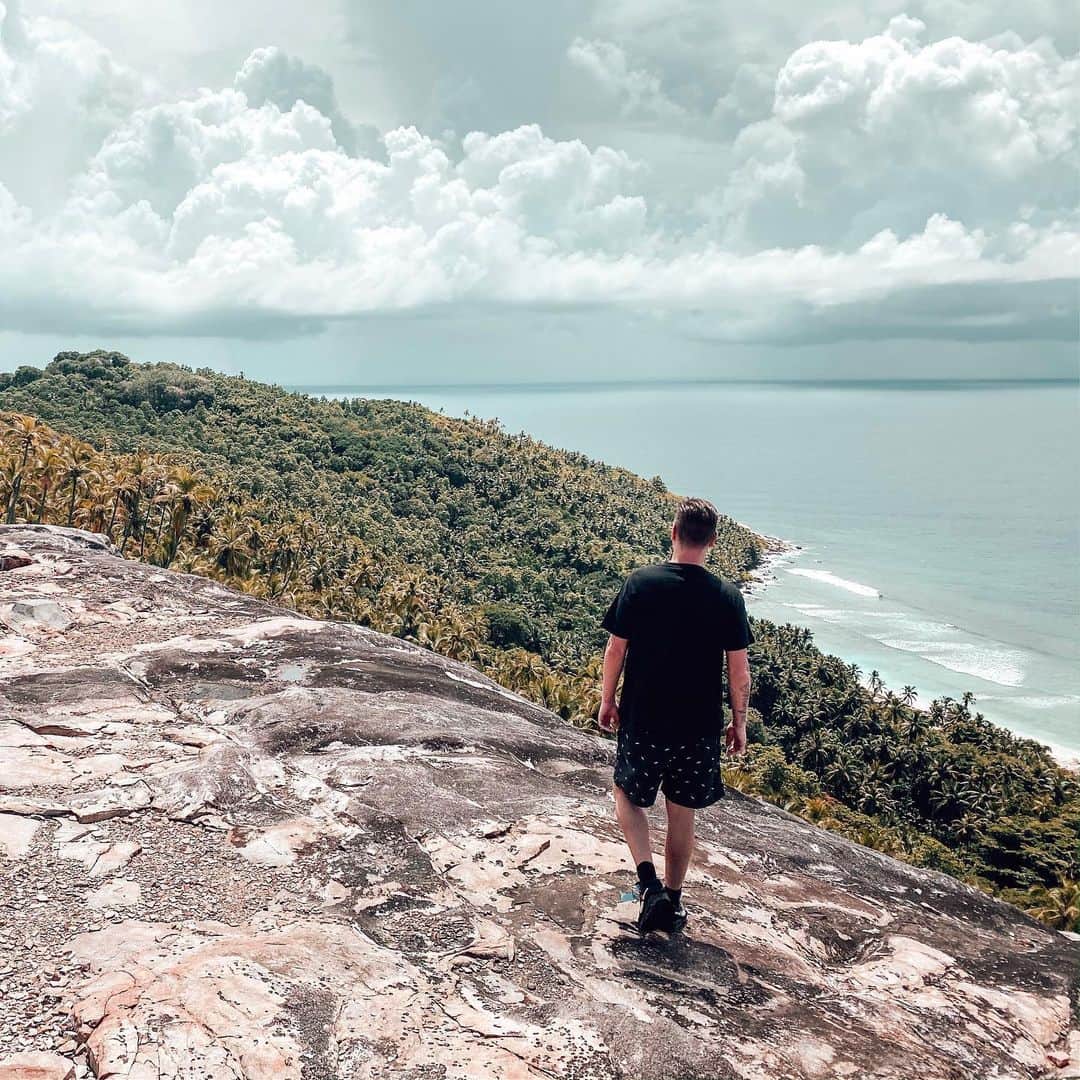 ロビン・シュルツのインスタグラム：「On top of the Island ⛰」