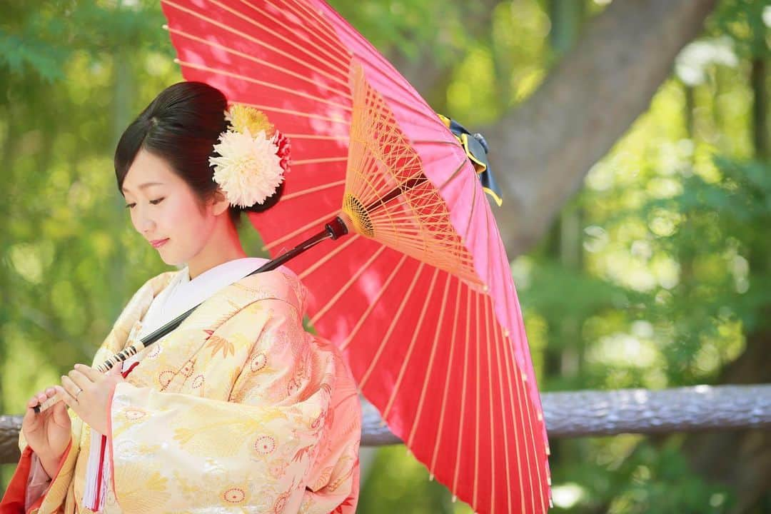 舞子ホテルのインスタグラム：「存在感のある生花のヘッドパーツがお洒落♡  #maikohotel #maikohotelwedding #maiko #wedding #weddings #smile #happy #love #antique #classic #natural #botanical #舞子 #舞子ホテル #舞子公園駅 #舞子駅 #結婚式 #プレ花嫁 #神戸花嫁 #ナチュラルウェディング #ウェディングフォト #着物 #和装 #和服 #和婚 #日本庭園 #神前式」