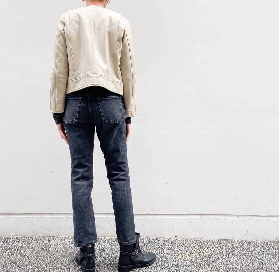 Moname Official Instagramさんのインスタグラム写真 - (Moname Official InstagramInstagram)「. ダブルブレストのノーカラーライダースジャケット。 革はシープ(羊革)、 着れば着るほど身体に馴染んで 着心地いいライダースに仕上げました。 肌寒い春先はもちろん、 真冬にもコートの中に着ても ごわつかないので長く着れる一点です。 . 大人の女性も穿けるシンプルながら 一つ一つのディティールにこだわった 優秀デニム。 お尻のラインに沿った立体的なパターンで 腰のあたりが浮きづらく、 安心感があるフィットを実現。 ストレッチも程よくきいているので 動きやすい仕上がりになっております。 . Double Nocollar Riders No.41191285 Color. IVR,BLK ¥45,000 +tax . NEW CHARLOTTE No.41194004 Color. BLK ¥16,000 +tax . height 163cm #moname #モナーム #moname_code #19AW #デニムコーデ #denim #jeans #ootd #デニム #モテデニム #デニム女子 #パンツ #カジュアルコーデ #シンプルコーデ #着回しコーデ #今日のコーデ#ママコーデ #ママファッション #おちびコーデ #着画 #ラフコーデ #きれいめコーデ #ワイドパンツ #秋コーデ #高見えコーデ #着回し #160cm #パリジェンヌ #パリジャン #大人女子」11月21日 17時22分 - moname.official