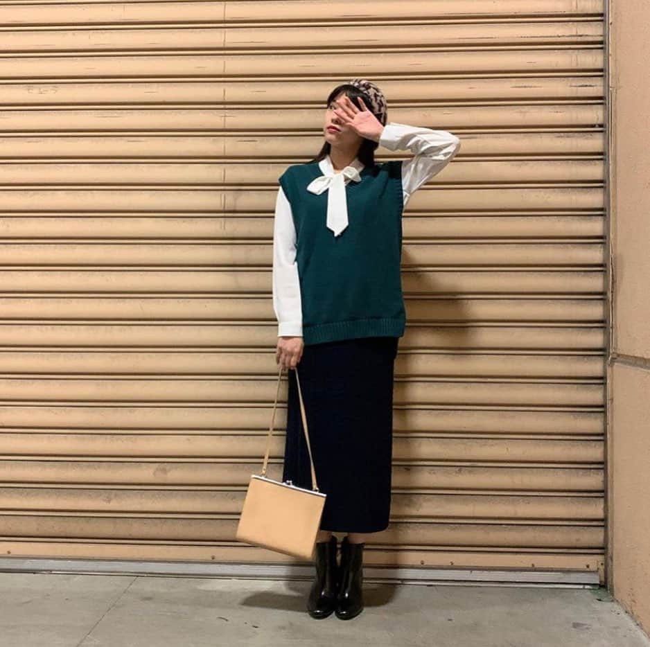 GU(ジーユー) さんのインスタグラム写真 - (GU(ジーユー) Instagram)「１枚でもセットでも決まる💕GUニットコーデをPick up！﻿ 縦長のIラインシルエットで、すっきりと着こなせるケーブルニットナロースカート✨レトロなスタリングが可愛くてGOOD👍トレンドのケーブル編み柄がオシャレに決まるから、お出かけスタイルにぴったりですね😘丈感もちょうど良いから、ショートブーツとの相性も抜群👏寒くなってくるこの時期に挑戦したいスカートです🙌﻿ 是非、チェックしてみてくださいね💁‍♀️💕﻿ ————————————﻿ ☑ケーブルニットナロースカート﻿ ¥1,990＋tax（通常価格）﻿ 品番:320422﻿ ————————————﻿ Pick Up Post﻿ @airi_furuta さん、ステキな投稿ありがとうございます😊﻿ #GU #GUstyle #YOURFREEDOM #gu_for_all #GUKorea #GUHK #GUTAIWAN #ジーユー #ジーユーコーデ #GUコーデ #ジユジョ #ケーブルキーネックセーター #大人カジュアル #カジュアル #大人女子 #着回しコーデ #シンプルコーデ #冬コーデ #デイリーコーデ #大人コーデ #お出かけコーデ #ニット #ナロースカート #ニットアップ」11月21日 17時14分 - gu_for_all_