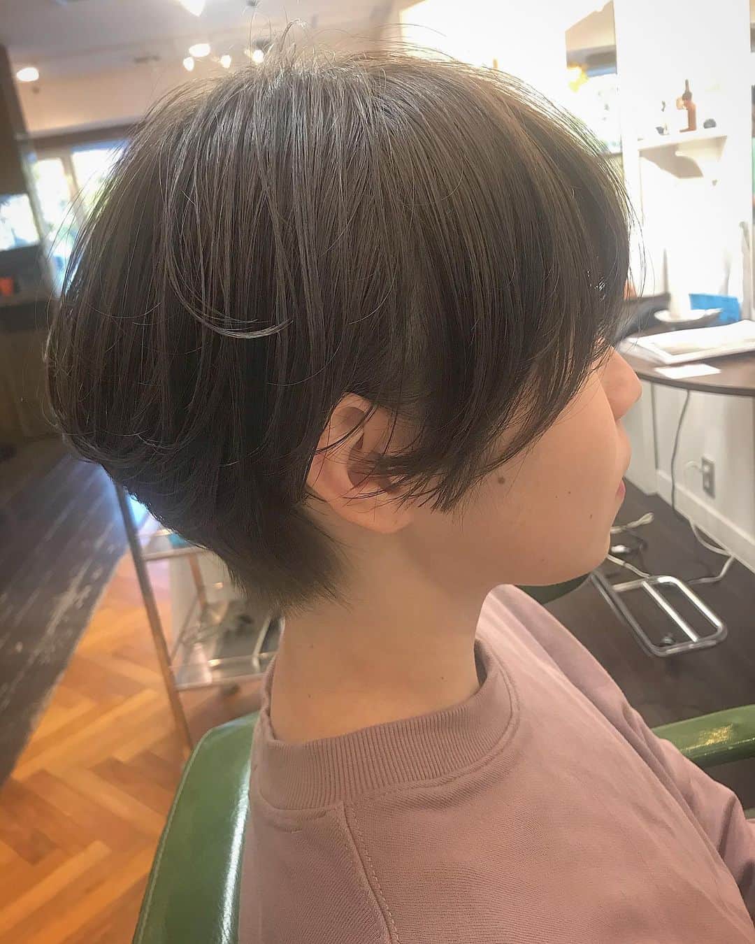 井上花実のインスタグラム：「女の子なショートが多くなってきました😍 color.cut.treatment / ¥12,300(+tax) : : #ロンゴガール#ロンゴロンゴ#武雄美容室#武雄#武雄市#佐賀#佐賀美容室#イルミナ#イルミナカラー#アプリエ#アプリエカラー #ブルーアッシュ#ブルージュ #グレージュ#ショートヘア#shorthair#ショート#アッシュ#前下がりショート#ハンサムショート#可愛い#hair#hairstyle#haircolor#fashion#秋カラー#冬カラー#武雄美容室ロンゴロンゴ」