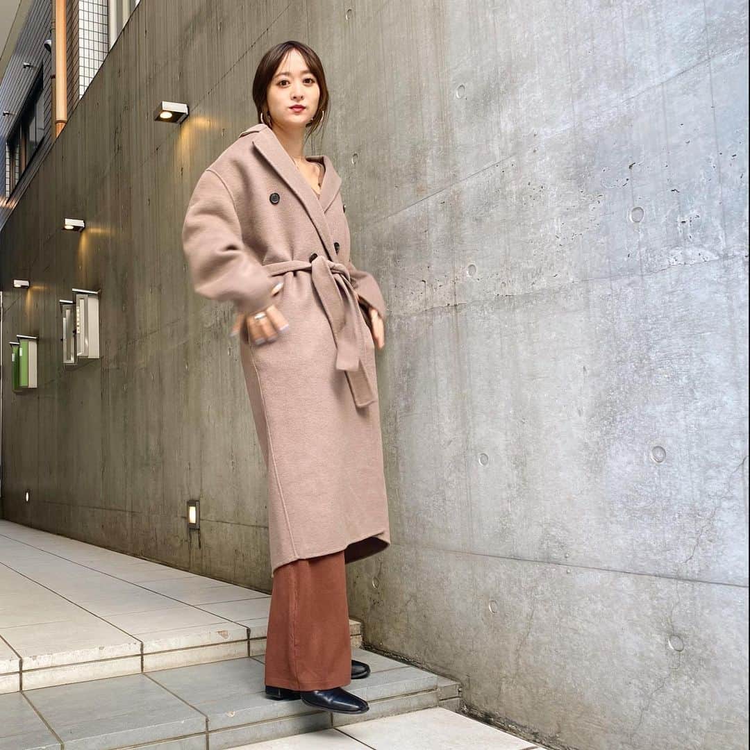 難波礼華のインスタグラム：「🤎🦦🤎🦧🤎🐻🤎 色味ちょうかわいいコート @rustal_official  形もかわいいし色も絶妙なブラウンですき❤️ オラウータンとラッコのスタンプにハマってます🥺」