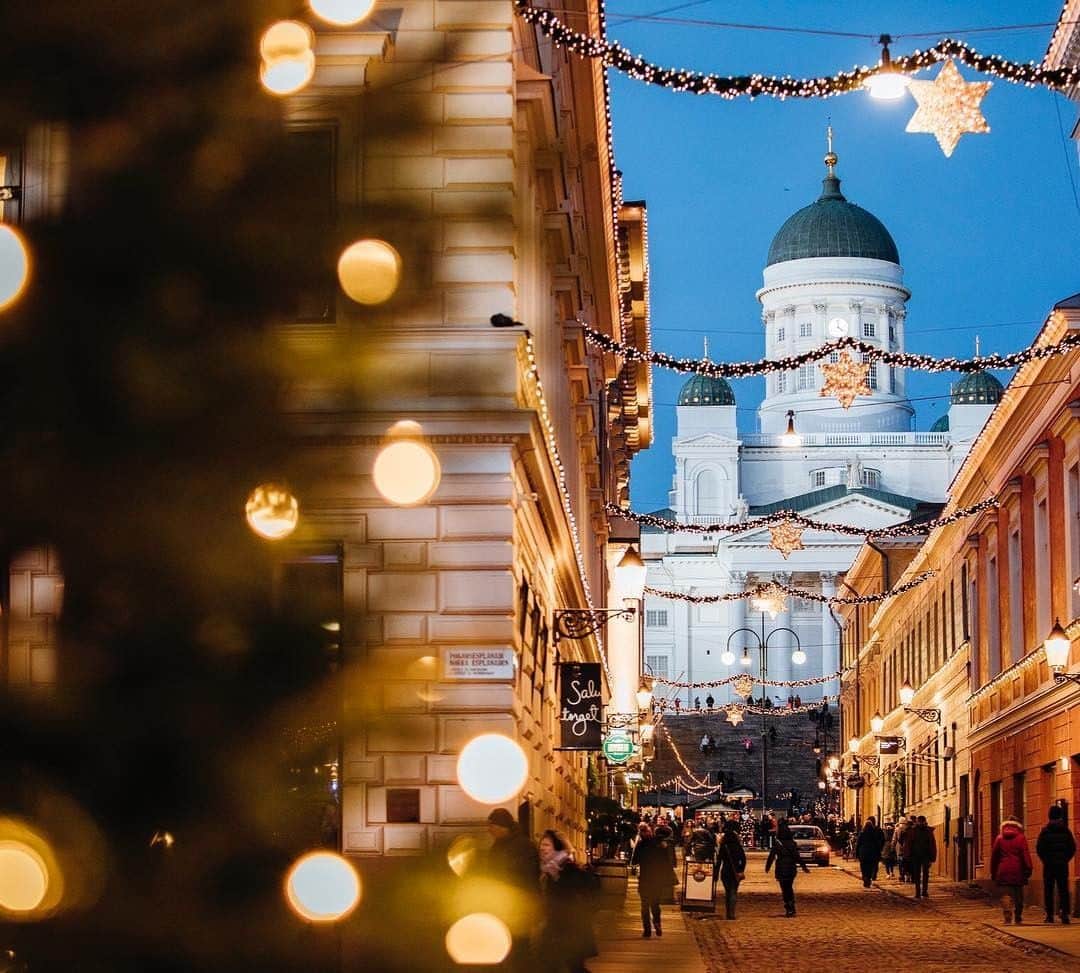 のインスタグラム：「. The city of Helsinki is covered in Christmas! #WorldlyNovember The Christmas Market (12/1-12/22) is the heart of the holiday experience in Helsinki✨  We're excited to announce new services between Helsinki and Tokyo Haneda airports from March 29, 2020. Additionally, we will be working closely with our partners at Finnair to provide our guests with greater flexibility and more options to connect between Europe and Japan. . ヘルシンキの街中がクリスマスモード一色🎄🌟 伝統的なクリスマスマーケットは11月22日から1ヶ月間だけの特別な時間🎅 . ✈︎羽田-ヘルシンキ線　2020年3月29日新規開設 日本各地との玄関口と、欧州の玄関口を結ぶ新路線。 日本＝欧州間を往来するお客さまの利便性を向上。 . . photo by @torikorttelit Post your memories with #FlyJAL  #JapanAirlines #helsinkicathedral #helsinki #finland #christmaslights」