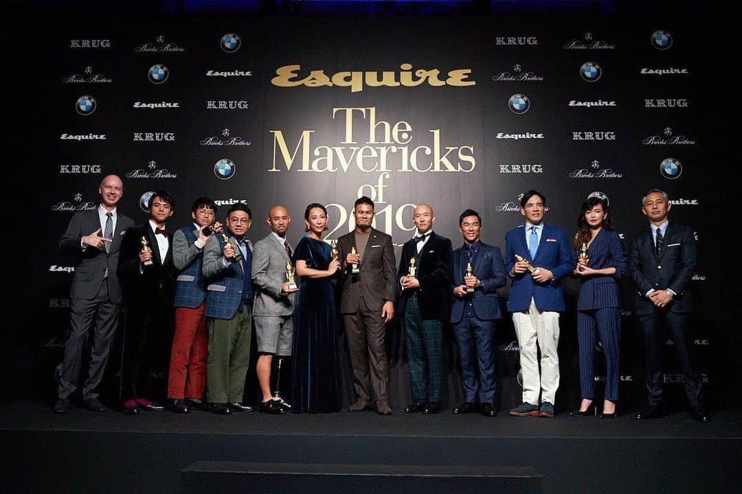 ブルックス ブラザーズさんのインスタグラム写真 - (ブルックス ブラザーズInstagram)「Esquire Japan @esquirejapan による、時代を変える“異端児たち”をたたえる「The Mavericks of 2019」。 授賞セレモニーでは、栄えある受賞者の皆様がブルックス ブラザーズに身を包んで登壇しました。 . 特別賞 : ラグビー選手の田村優さん ( @yuut19 ) 俳優部門 : 俳優の満島真之介さん ( @mitsushimax ) お笑い部門 : 漫才師のミキ昴生さん、ミキ亜生さん ( @mikikousei @aseihurricane ) パラスポーツ部門 : 陸上競技選手の山本篤さん ( @yamamoto_atsushi ) クリエイター部門: 写真家・映画監督の蜷川実花さん ( @ninagawamika ) 料理人部門 : 鮨職人の佐藤博之さん ( @hakkoku.jp ) スポーツ部門 : レーシングドライバーの佐藤琢磨さん  ビジネス部門 : グロービス経営大学院 学長、グロービス・キャピタル・パートナーズ代表パートナーの堀義人さん 俳優部門 : 女優の長谷川京子さん ( @kyoko.hasegawa.722 ) . . #esqmavs #esqmavs2019 @mensclub.snap #マーベリック #マーベリックス #ブルックス ブラザーズ #BrooksBrothers #エスクァイア日本版 #満島真之介 #蜷川実花 #ミキ #山本篤 #佐藤博之 #佐藤琢磨 #堀義人 #長谷川京子 #田村優 #Fashion #Style #MensFashion #授賞式」11月21日 17時25分 - brooksbrothersjapan
