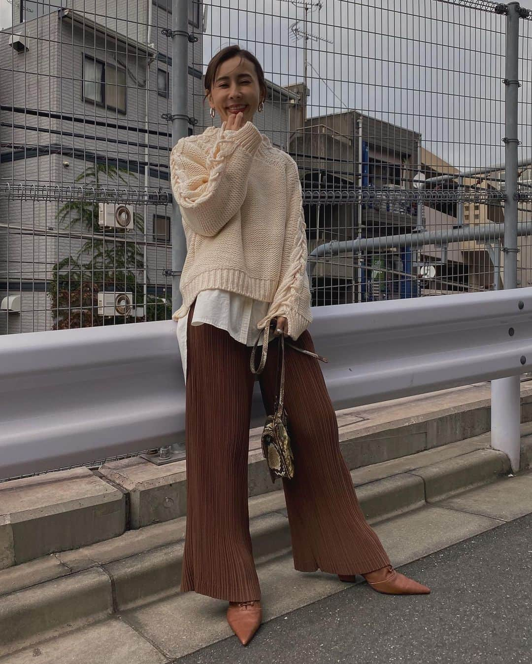 黒石奈央子さんのインスタグラム写真 - (黒石奈央子Instagram)「あめりふく。 . .  UNDRESSED SHIRT LAYERED KNIT ¥17500+tax 11/22 OTONA PLEATS PT ¥15700+tax 11/23 UNDRESSED LACEUP BOOTEE ¥23100+tax 11/19 . . レースアップなニット最後の一色。 一番人気カラー！シャツとセットなニットアイテムで、それぞれ独立して使えます！ .  @ameri_shinjuku @amerivintage @ameri_daikanyama @ameri.shinsaibashi #ameri#amerivintage #fashion #vintagefashion #coordinate#ootd#outfit#osanposnap #705_outfit #大人ファッション #大人コーディネート #大人スタイル #modestyle #modefashion#modecasual」11月21日 17時26分 - blackstone705