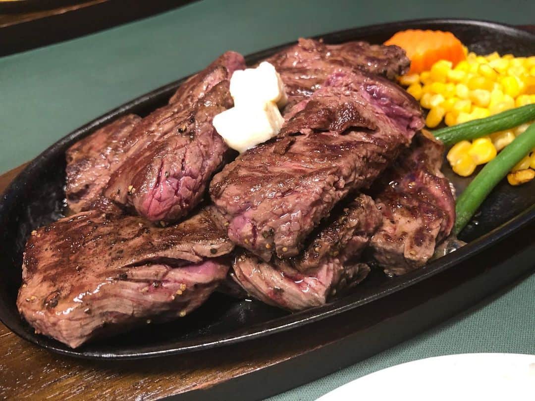 大沢文也のインスタグラム：「久々にデンジャーステーキ！生姜焼きも一緒に食べてきた！コスパ最高  #ステーキ #steak #すてーき #肉しか信じない #生姜焼き #しょうが焼き #デンジャー #デンジャーステーキ #１ポンド #レア #レア焼き」