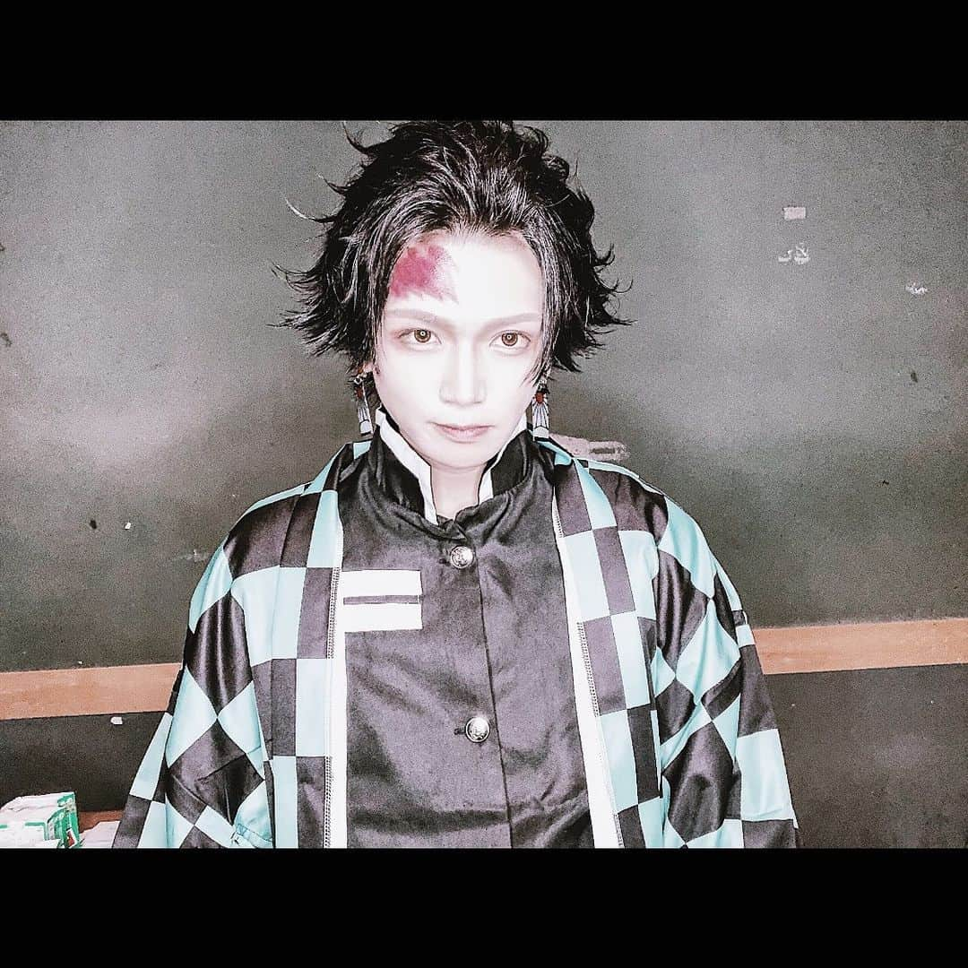 keiyaさんのインスタグラム写真 - (keiyaInstagram)「鱗滝さんの所に修行に行って微妙に髪の伸びたたんじろうしましたが、後ろで括っただけでは見えにくく。かなりマニアックなマイナーチェンジになりましたっ  #コスプレ #鬼滅の刃 #竈門炭治郎 #炭治郎 #鬼滅の刃コスプレ #炭治郎コスプレ #鬼滅 #コスプレイヤー」11月21日 17時39分 - keiya.official