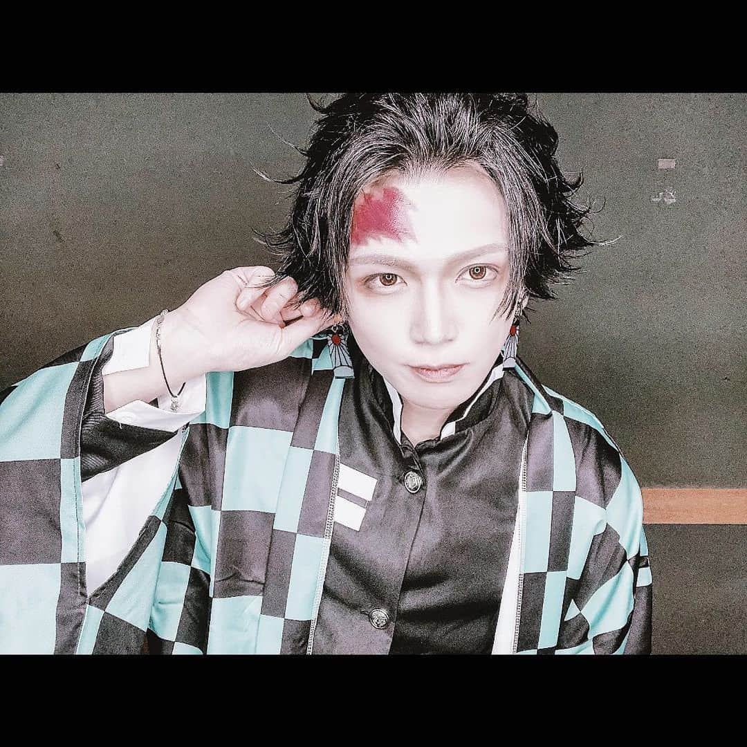 keiyaのインスタグラム：「早く漫画読みたい。  #コスプレ #鬼滅の刃 #竈門炭治郎 #炭治郎 #鬼滅の刃コスプレ #炭治郎コスプレ #鬼滅」