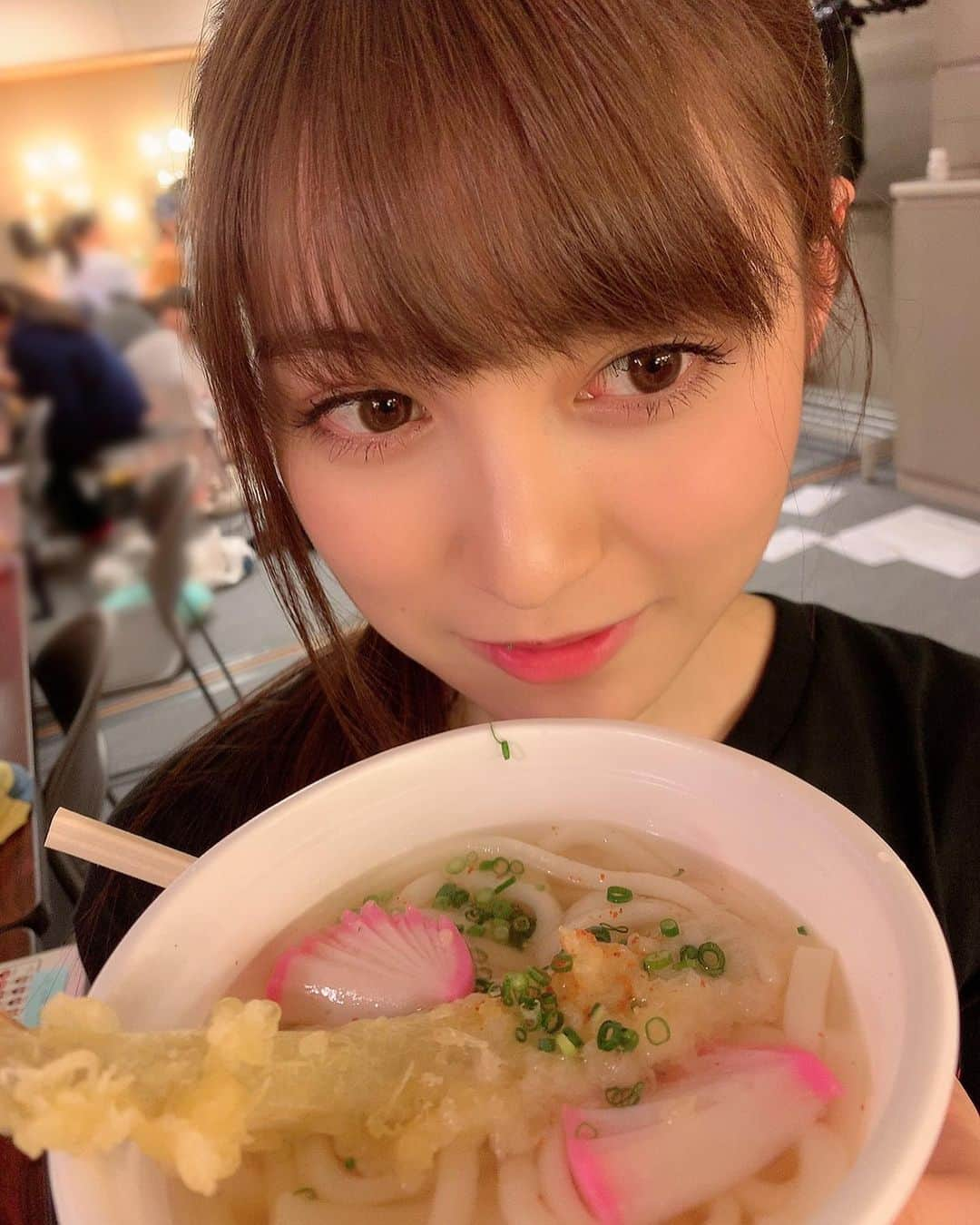 神志那結衣さんのインスタグラム写真 - (神志那結衣Instagram)「天ぷらの衣って保ったまま食べるの難しいよね #うどん　#仁義なき戦い　#福岡名物　#博多グルメ」11月21日 17時31分 - jiina27