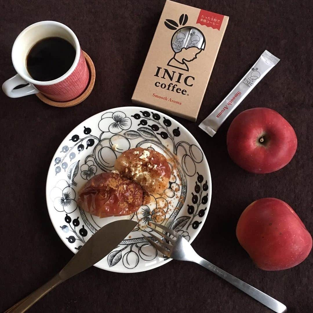 INIC coffeeさんのインスタグラム写真 - (INIC coffeeInstagram)「. オーブンで作った焼きリンゴに、あったかいコーヒーの組み合わせが、今しか味わえない最高の組み合わせ。 ひとりでのんびりスイーツを味わいたいときに、一杯から楽しめるINICはとっても便利ですよ♩ . ▼INIC coffee スムースアロマ　 https://www.inic-market.com/SHOP/4560466070024.html #INICcoffee #INIC #coffee #SmoothAroma #life #iniclife #refresh #イニックコーヒー #イニック #5秒で本格コーヒー #おうちカフェ #丁寧な暮らし #イニックコーヒーのある生活 #おうちカフェ #ホットコーヒー #秋冬 #本格 #ゆったり #焼きリンゴ #スムースアロマ #食欲の秋 #ほっと一息 #スイーツ好き #ナゴヤにはコレがある」11月21日 17時34分 - iniccoffee