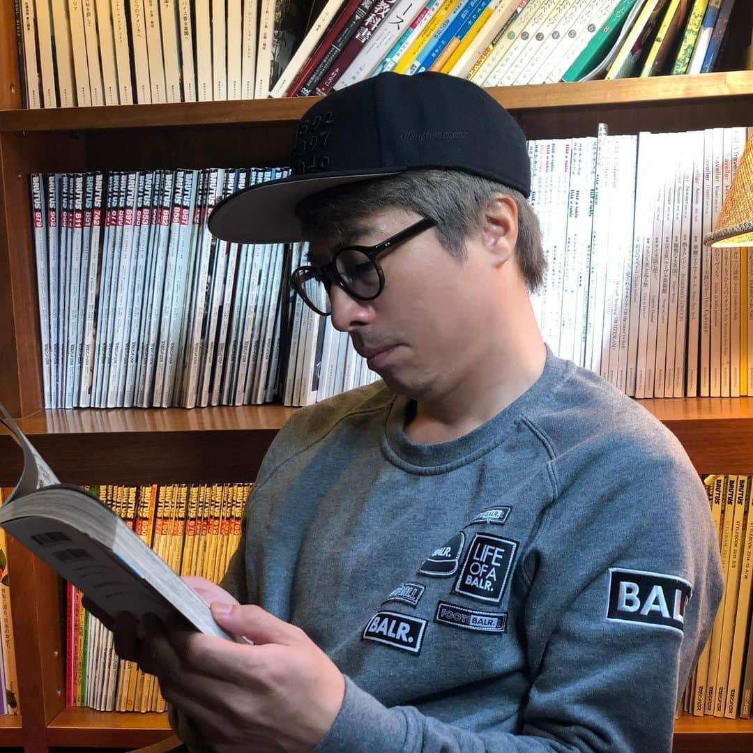田村淳のインスタグラム：「静かな喫茶店にて  難しい本を読んでる風で 実は キングダム最新巻^_^  #キングダム」