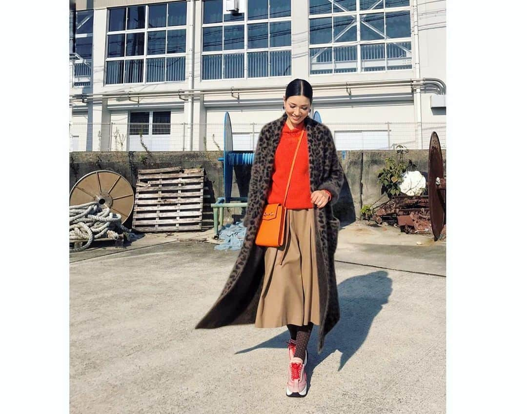 アンミカさんのインスタグラム写真 - (アンミカInstagram)「仕事の移動や、プライベートでよく履くスニーカーたち👟❤️ 。 今年はミッソーニとアディダスのコラボのニットスニーカーがお気に入り👟❤️ 安定性が上がった、硬度のソールブーストHDが搭載された新モデル✨ 。 他にもジミーチュウやZARA、N21°のボアスニーカーなど、個性あるスニーカーの流行、まだまだ続きそうで楽しいです❤️ 。 #次に狙うはルブタンのスニーカー👟 #オニツカタイガーやスケッチャーズのマジックテープのものも愛用中❣️ #スニーカーは持ち歩きよく歩く日は履き替えます☺️👟」11月21日 17時47分 - ahnmikaofficial