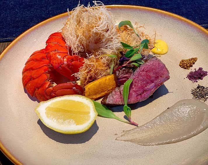 美波千夏さんのインスタグラム写真 - (美波千夏Instagram)「🧸💓 今日はとしみんと恵比寿ガーデンプレイスの最上階にある、オーストラリア料理South( @south_ebis )へ行ってきました。 贅沢にお昼からシャンパン🥂一杯だけね😉💓 . とってもオシャレなサラダプレートには私の大好きなバーニャカウダも🥺メインは魚介系1品、お肉系1品選べるので結構ボリューミー💓美味しいからペロッと食べられちゃいましたけど🥺39階からの眺めがすごく綺麗だったので、次は夜に行ってみたいな🍴 . . . #サウス　 #South #恵比寿グルメ　 #恵比寿ランチ #恵比寿ガーデンプレイス #東京ランチ　 #東京グルメ　 #オーストラリア料理 #おすすめレストラン」11月21日 17時47分 - chinatsu_minami