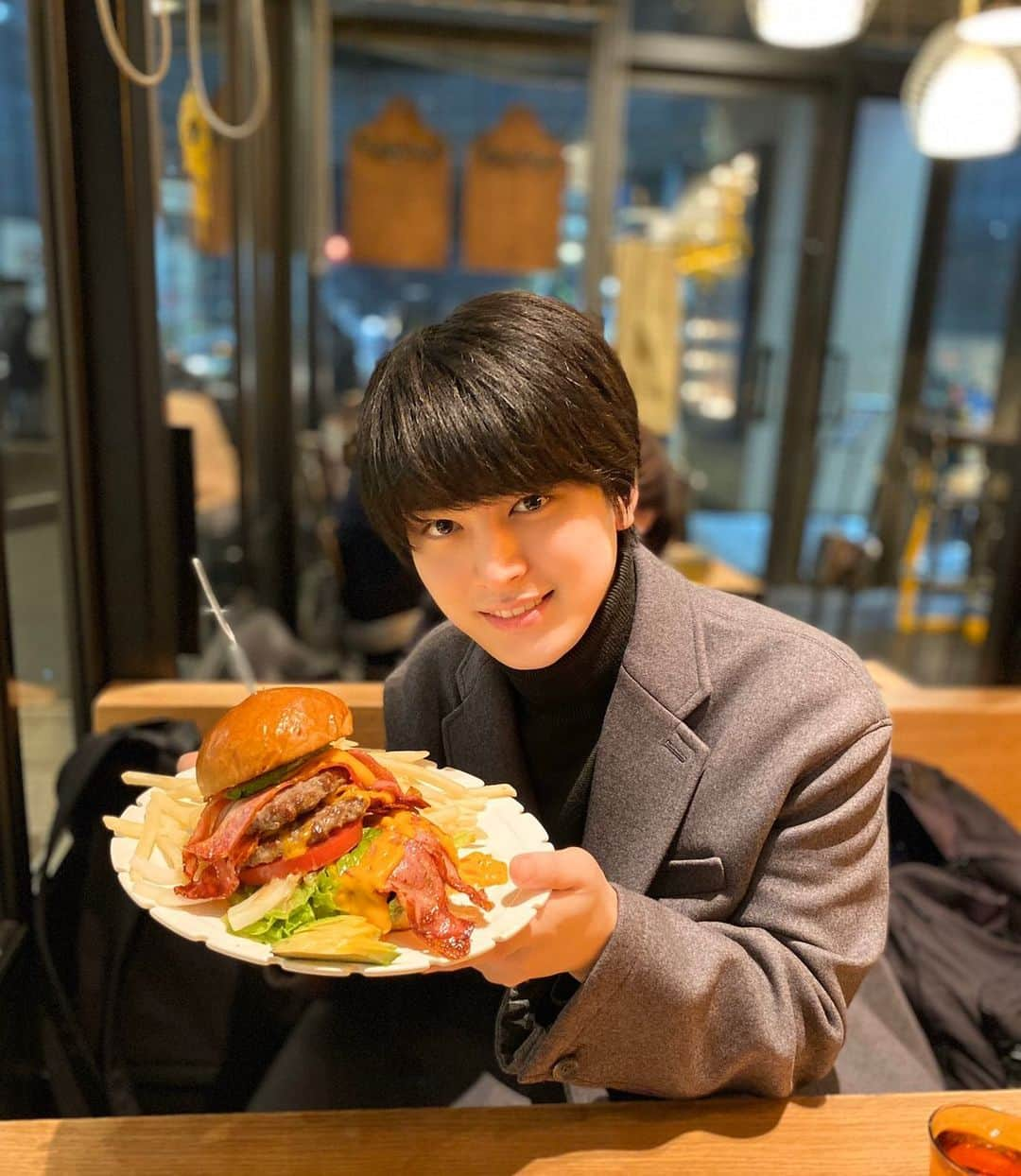 大和孔太のインスタグラム：「マネージャーさんと🍔🍔🍔 #最近 #急に寒くなりましたねー #とりあえず羽毛布団買いました  #12/4 #劇場版#プリレジェ  #Blu-ray&DVD#発売 #もうすぐだ！」