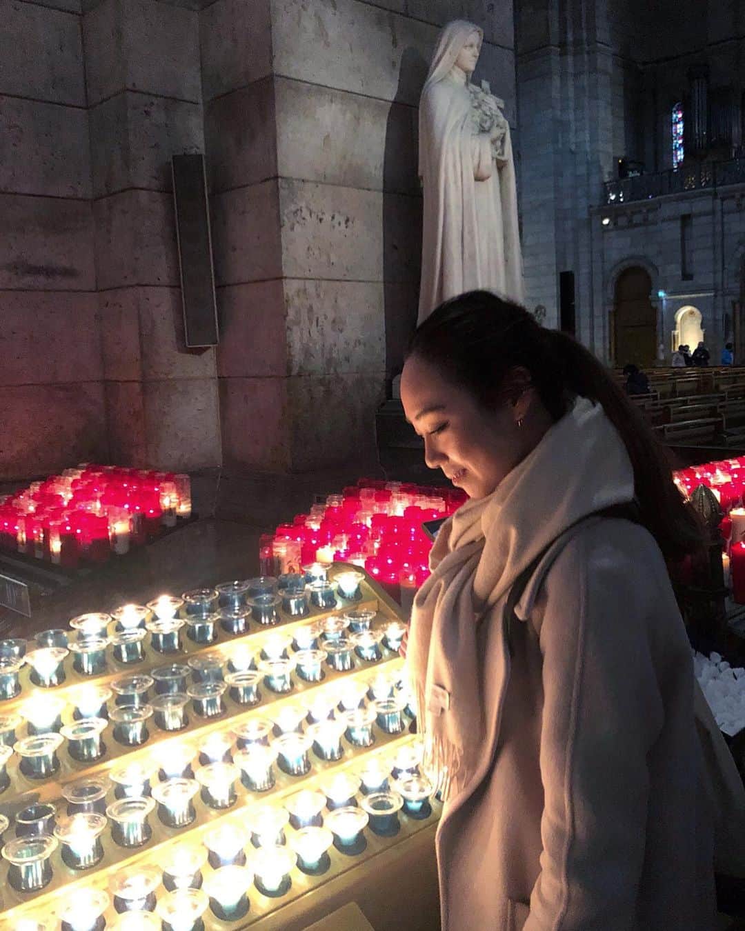 石田美奈子のインスタグラム：「ℙ𝕒𝕣𝕚𝕤. . #モンマルトルの丘 にある、#サクレクール寺院 ⛪️✨ 丘から見える#パリ市内 の景色もとても綺麗☺︎ パリの中でも好きな場所の1つです🇫🇷 . ✈️ → #minako_trip . #paris #france #パリ旅行 #女子旅」