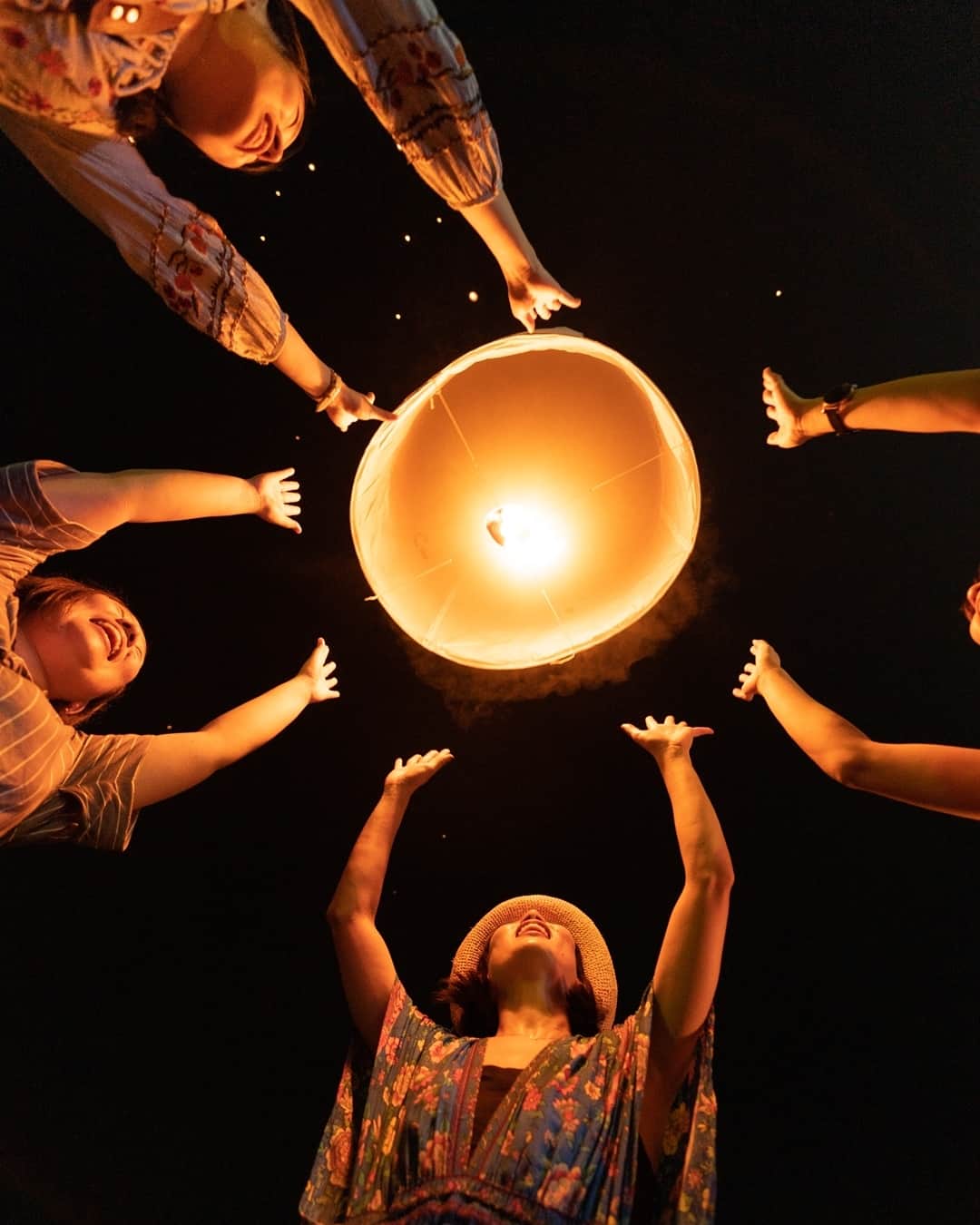 詩歩さんのインスタグラム写真 - (詩歩Instagram)「🌌﻿ ﻿ Wish upon a sky lantern.﻿ ランタンに、願いを込めて。﻿ ﻿ ﻿ ﻿ 何をお願いしたかは内緒🤫﻿ ﻿ ﻿ ﻿ photo by @takahiro_bessho﻿ ﻿ 📷11st Nov 2019﻿ 📍コムローイ祭り／タイ　チェンマイ﻿ 📍Khom Loy／Chiang Mai, Thailand﻿ ﻿ ﻿」11月21日 17時48分 - shiho_zekkei