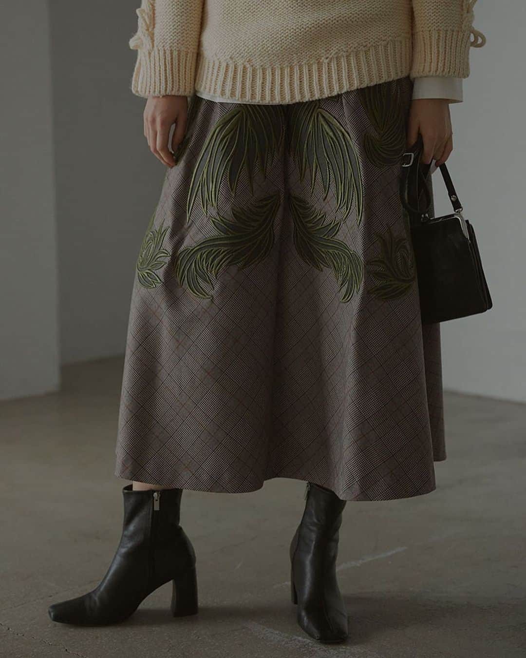 Ameri vintageさんのインスタグラム写真 - (Ameri vintageInstagram)「11.22(fri)12:00. UNDRESSED SHIRT LAYERED KNIT CHECK EMBROIDERY SKIRT will be released by online. . #ameri #amerivintage #shopping #fashion #japan #knit #check #skirt」11月21日 17時58分 - amerivintage