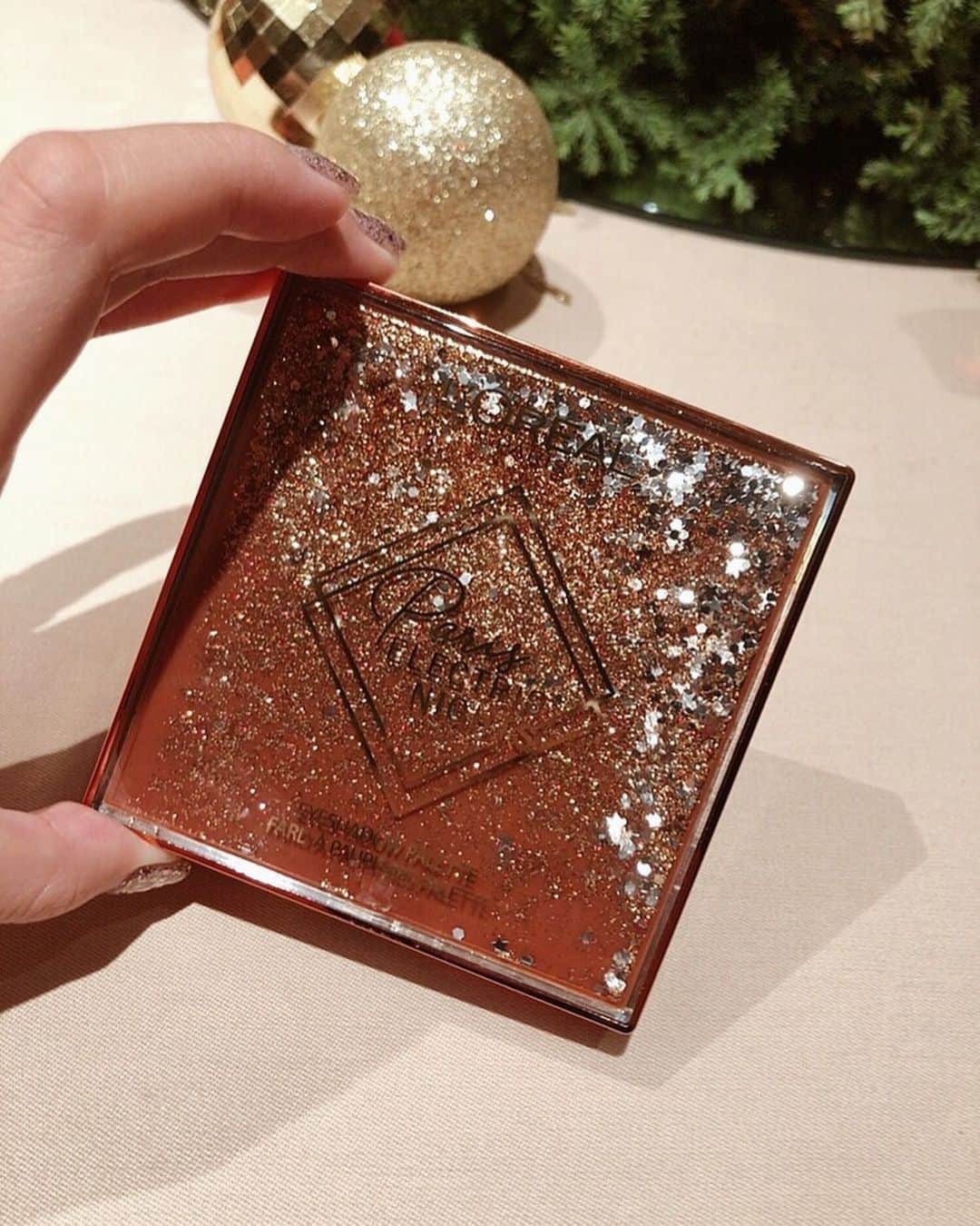 のインスタグラム：「昨日はロレアルパリ さんのイベントへ❄️❤️ 12月6日発売の限定コスメを見てきました☺️🧡 ㅤㅤㅤㅤㅤㅤㅤㅤㅤㅤㅤㅤㅤ もう本当にめちゃくちゃ可愛かった、、、❄️ ㅤㅤㅤㅤㅤㅤㅤㅤㅤㅤㅤㅤㅤ やはりホリデーは特別だよね🥺💗 ㅤㅤㅤㅤㅤㅤㅤㅤㅤㅤㅤㅤㅤ ハイライトが本当になじみが良くて綺麗だった〜😫💗 ㅤㅤㅤㅤㅤㅤㅤㅤㅤㅤㅤㅤㅤ 使うのが楽しみ⛄️❤️ #instagram  #japan  #メイク  #YouTube  #cosmetics #love #me #makeup  #fashion #メイク動画  #メイク #コスメ  #ロレアルパリ  #ホリデーコレクション #lorealparis #冬コスメ #新作コスメ」