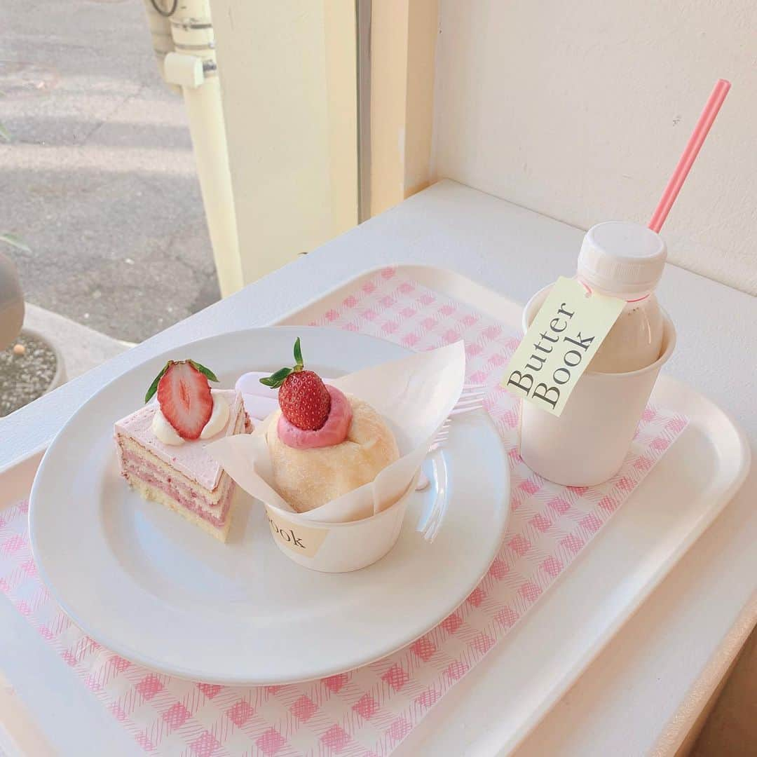 ユンジュさんのインスタグラム写真 - (ユンジュInstagram)「언덕 위의 도넛 가게 🍓🍩」11月21日 18時07分 - __pink_tape