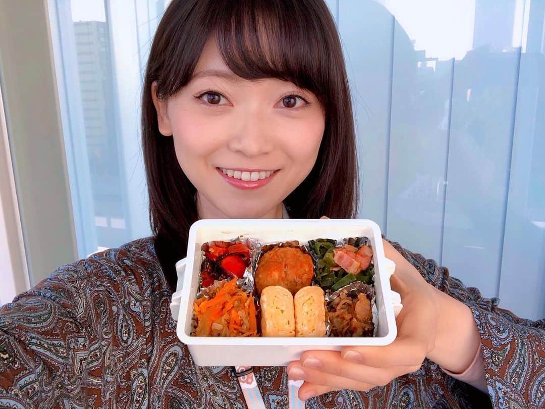 のインスタグラム：「ブログを更新しました🍱 会社に持って行く#お弁当 の工夫について🖋 ・ 作り置き&小分け冷凍を駆使した#お弁当作り について書きました☻ プロフィールのURLから見られます. ・ 料理初心者なので美味しいとは言えないけれど…まぁ、食べられます.笑 パプリカとなすの甘酢炒め,ミートボール,ピーマンとベーコンのチーズ炒め,にんじん玉ねぎラペ,だし巻き卵,たらときのこの味噌マヨ焼き. ・ #メーテレ #アナウンサー #名古屋テレビ #名古屋 #nagoya #南雲穂波 #なぐもくもく 私服#nikoand」