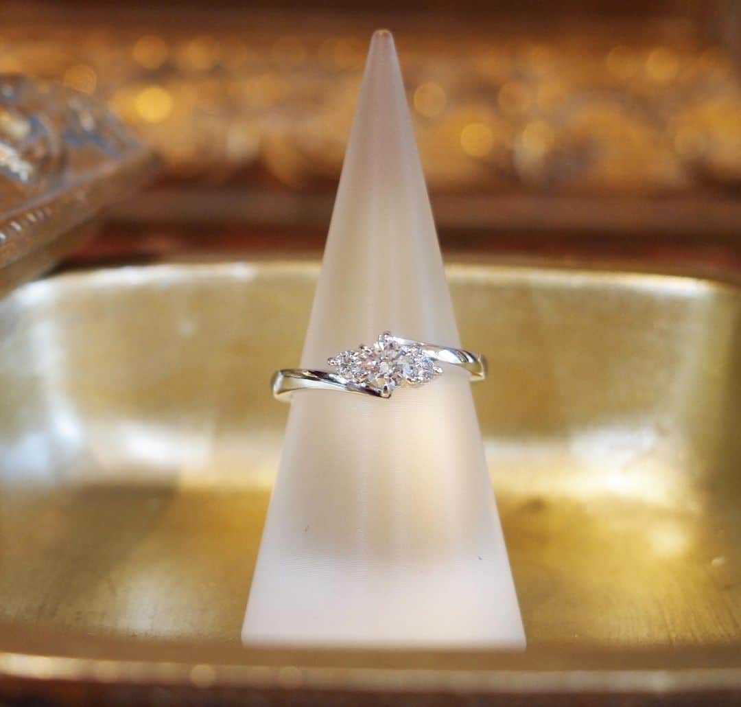 常岡康弘さんのインスタグラム写真 - (常岡康弘Instagram)「Pt900/ engagement ring . エンゲージリング(婚約指輪)の製作💍 . 中心ダイヤは約0.3ct そのダイヤの両側に各1つダイヤを加えより豪華に仕上げています！！ . ダイヤモンドグレード Dカラー.Vs1.エクセレントカット. とても綺麗なダイヤモンドです💎 . #tsuneokajewelry#エンゲージリング#婚約指輪#オーダーメイド#ダイヤモンド#ブライダル#ジュエリー」11月21日 18時12分 - tsuneokajewelry