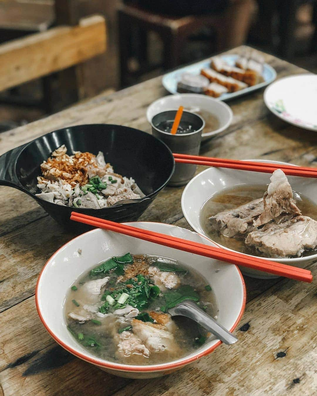 タイ国政府観光庁さんのインスタグラム写真 - (タイ国政府観光庁Instagram)「⠀ 【🇹🇭🍴ローカル食堂探訪🍴🇹🇭】⠀ ⠀ 毎週木曜日は、タイグルメ情報をお届け😘⠀ ⠀ 今週はプーケット・オールドタウンにある食堂「ゴー・ベンズ」へGO‼️⠀ ⠀ 20年以上もの間、地元の人に愛されている食堂の名物は、カオトムヘーン！⠀ カオトムヘーンとは、カオトム＝お粥、ヘーン＝汁なし の意味の通り、出汁で柔らかく煮込まれたスープ無しのお粥🍚✨⠀ ⠀ 「ゴー・ベンズ」では、クリスピーな豚肉とフライドエシャロットなどの具材がたっぷり乗って提供されます💕⠀ ⠀ 夕食時は行列ができるほど混雑しているので、少し早めに訪れるのがおすすめ🙆✨⠀ ⠀ 📷photo by @chonnipa_ja⠀ ⠀  #タイ #プーケット #オールドタウン #タイ料理 #タイ料理大好き #カオトムヘーン #エスニック料理 #アジア料理 #ヘルシーごはん #お粥 #こんなタイ知らなかった  #タイ旅行 #プーケット旅行 #食べるの大好き #食べるの好きな人と繋がりたい #旅好きな人と繋がりたい #旅行好きな人と繋がりたい  #thailand #phuket #oldtown #gobenz #thaifood #thaifoodstagram #thaifoodie  #amazingthailand #thailandtravel #thailandtrip #thai #thaistagram #lovethailand」11月21日 18時12分 - amazingthailandjp