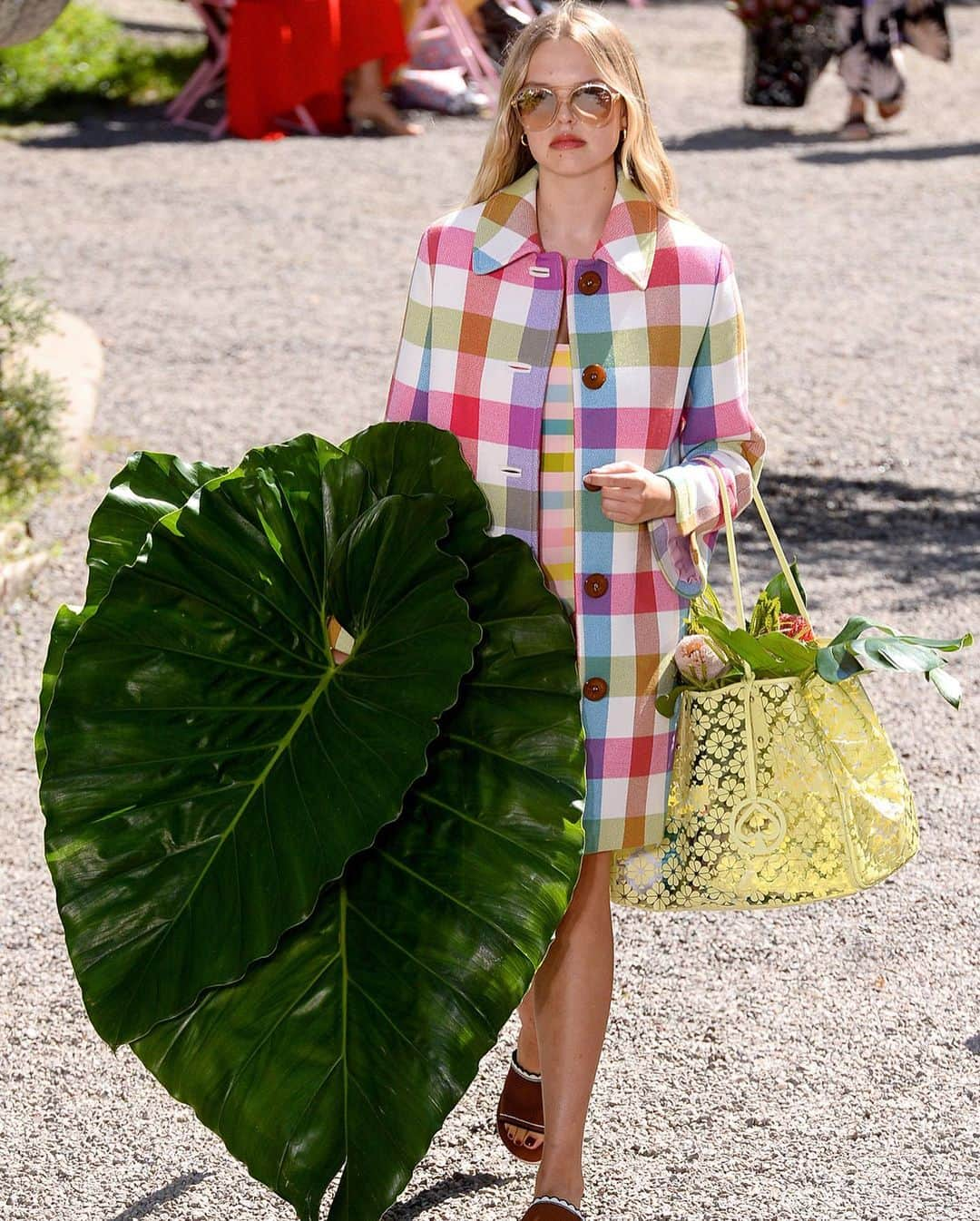 NYFW（ニューヨークファッションウィーク）さんのインスタグラム写真 - (NYFW（ニューヨークファッションウィーク）Instagram)「Our love language includes plants and puppies. Take a stroll through the garden turned runway for @katespadeny at #NYFW 🌺 Photos by @gettyimages.」11月22日 5時02分 - nyfw