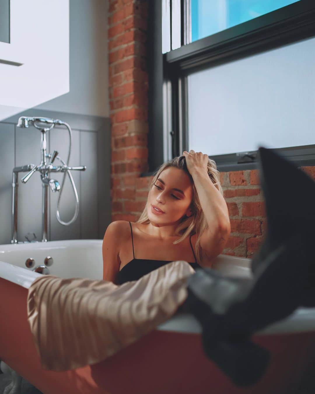 Kalyn Nicholsonのインスタグラム：「waiting on a silver lining ☁️ (and for the kettle to boil — today holds no space for coffee cut-offs)  also can we plz talk about how much of a kodak goddess @zoealexandriah is???📸」