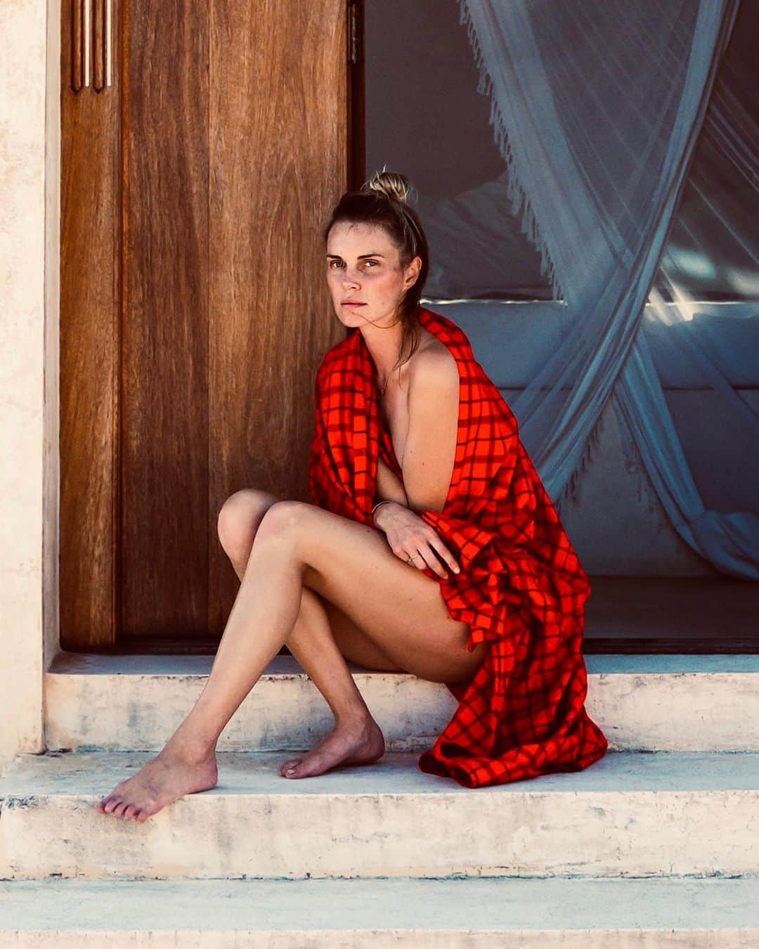 フィービー・ダールのインスタグラム：「In my most natural state feeling wild, free and happy ❤️ @kataknows captured me sitting outside my room bundled in my Shuka from the Maasai Mara. @kintravel #kenya」