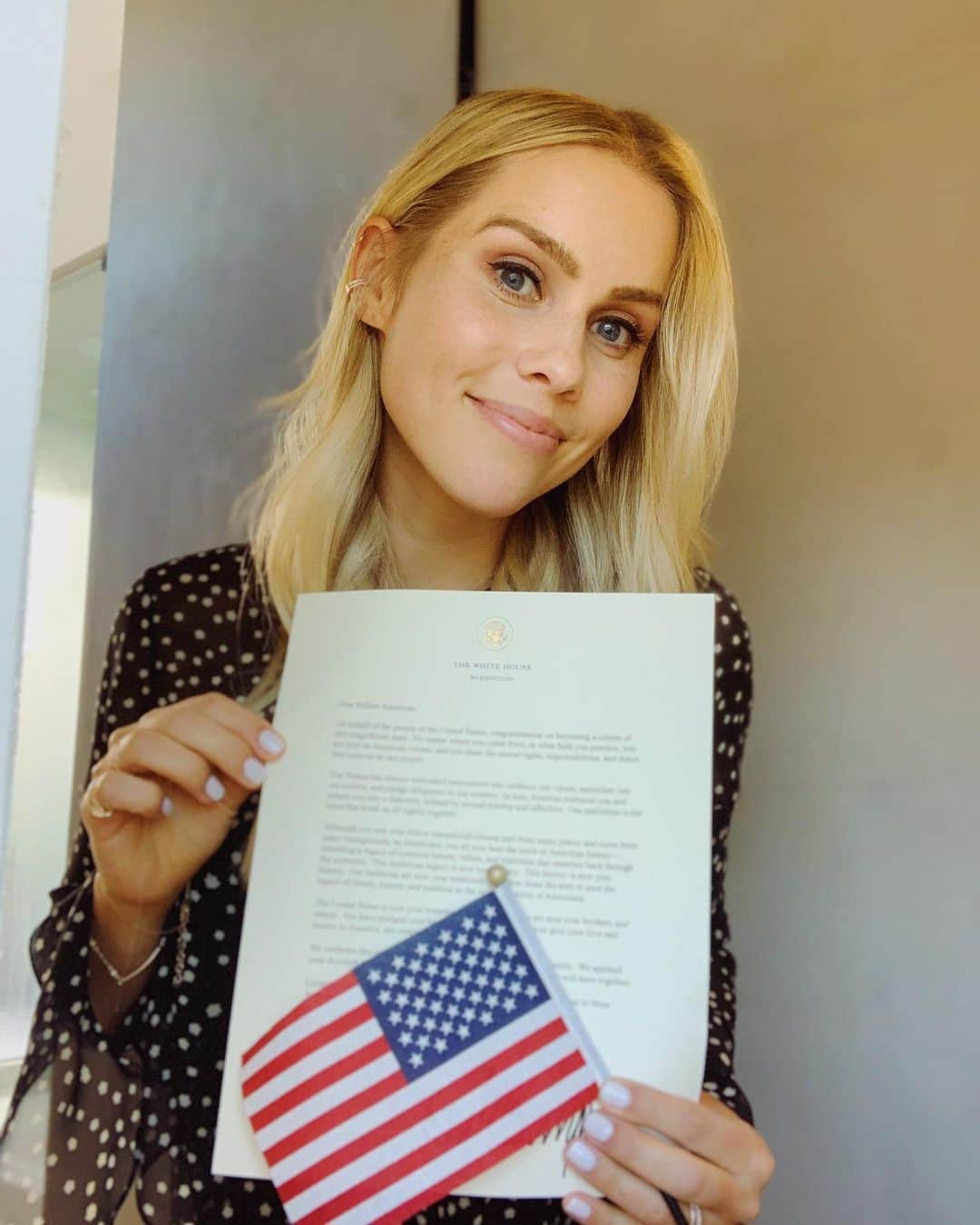 クレア・ホルトのインスタグラム：「Pretty special day for me today. I’M GOING TO BE A VOTER!」