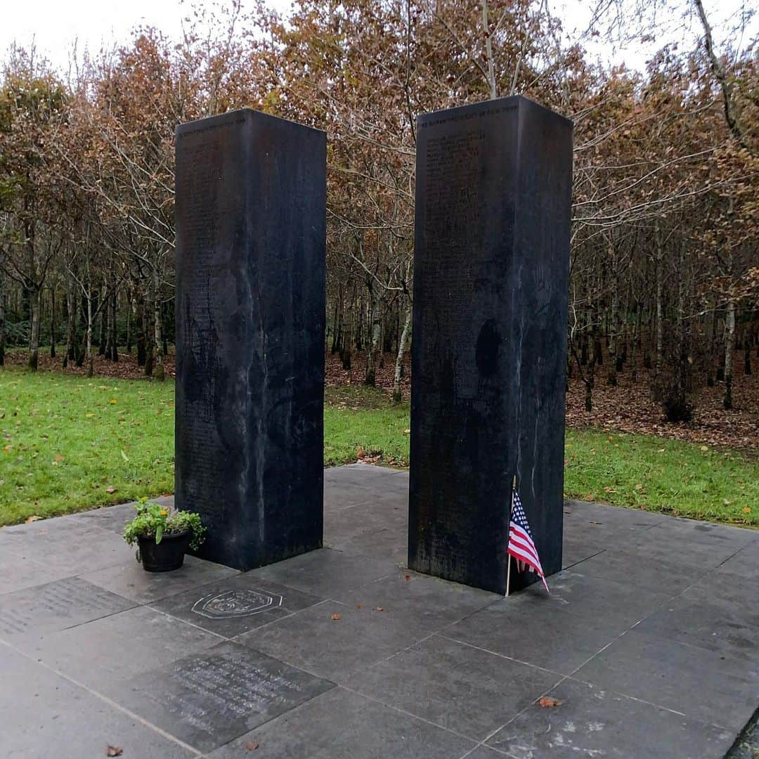 コナー・マクレガーさんのインスタグラム写真 - (コナー・マクレガーInstagram)「Check out this amazing memorial I came across of the Twin Towers here in Ireland’s Donadea Forest! The memorial is dedicated to those who lost their lives in the attacks and was erected here because of Donadea native Sean Tallon! Tallon served as a firefighter in New York City and lost his life while rescuing others who were trapped inside.  Wow! May we never forget this day and may we always, always, always respect our first responders!  Our Proper heroes!  Thank you fellow Irishman and New York firefighter Sean Tallon!  A true hero may he rest in peace 🇮🇪 ❤️ 🇺🇸」11月22日 4時00分 - thenotoriousmma