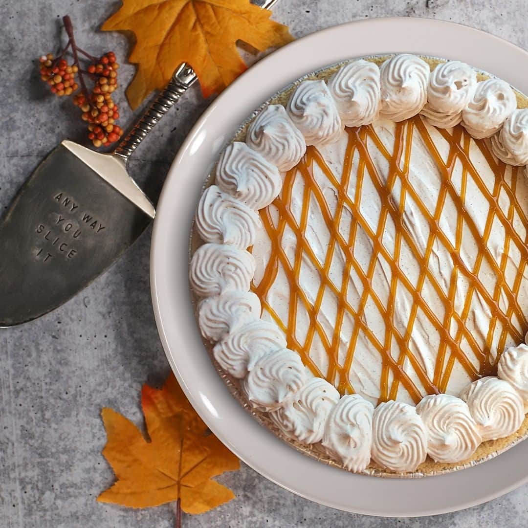 コールド・ストーン・クリーマリーのインスタグラム：「Looking for a dessert to bring to your Thanksgiving, Friendsgiving or holiday gathering?  Pumpkin Cheesecake Ice Cream Pie is sure please the entire family! Who wouldn’t love Pumpkin Cheesecake Ice Cream in a Graham Cracker Pie Crust topped with Cinnamon Frosting and drizzled with Caramel? 🥧🎃😋」
