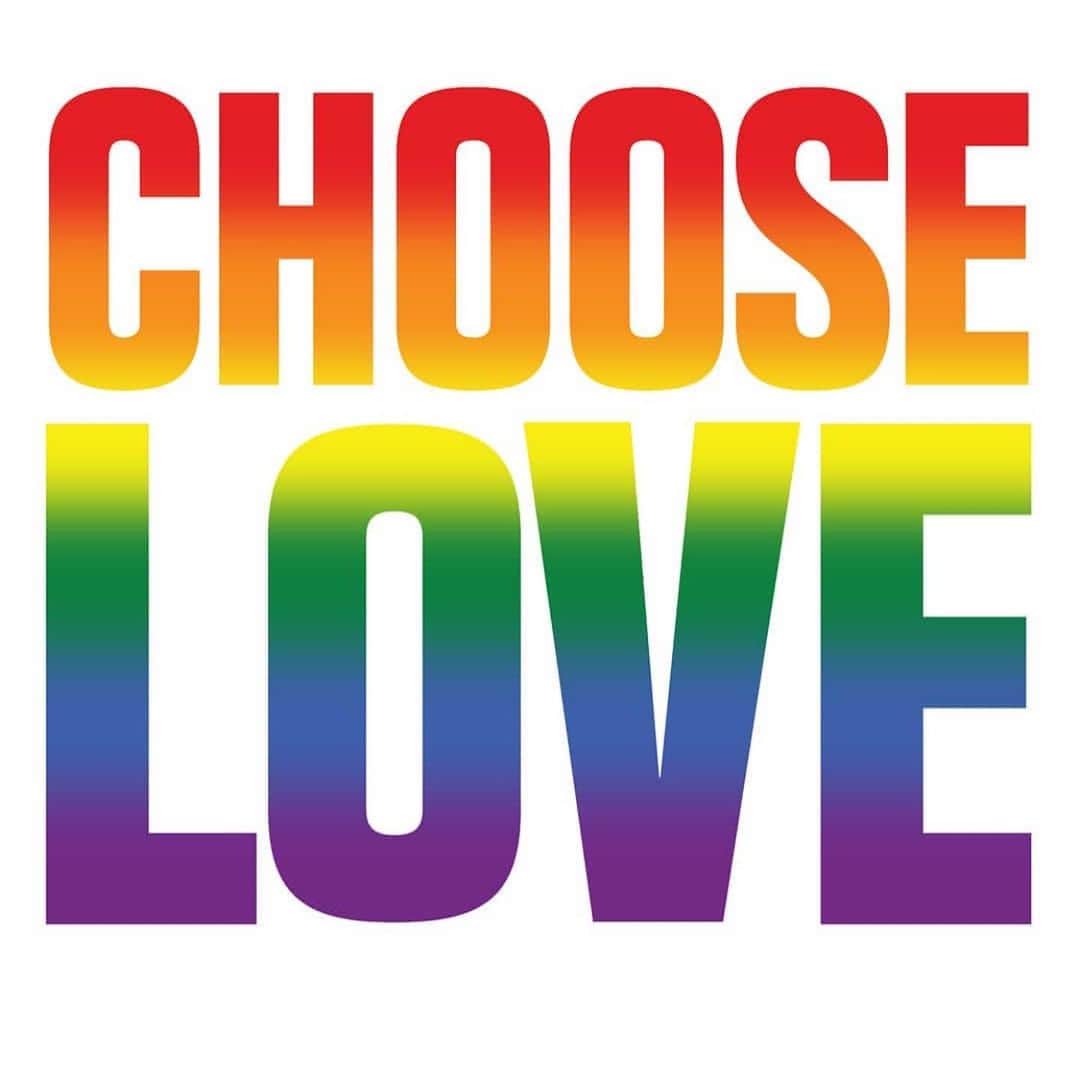 アナベル・ウォーリスのインスタグラム：「From Black Friday (29th November) to Christmas Eve, Help Refugees is bringing the Choose Love store to LA!!! Come join me at the store!! Located at 611 North La Cienega, CHOOSE LOVE is a pop up store that sells real products you can buy that will go directly to refugees on the US/Mexican border. All the products displayed are items that refugees are in such dire need of over the winter months and include tangible things - diapers, winter boots, tents, etc. As well as vitals services like legal aid, mental health support and support for LGBT refugees. Every purchase made goes towards Help Refugees support across the world in 15 countries, including on the US Mexico border, Greece, Lebanon and France.  We need your help! Come say hi, come shop, come hear amazing stories of humanity and compassion. Most importantly...come help people who need it the most. This charity is incredible and I would love your support.  @chooselove @hotpatooties @chrisodowd」