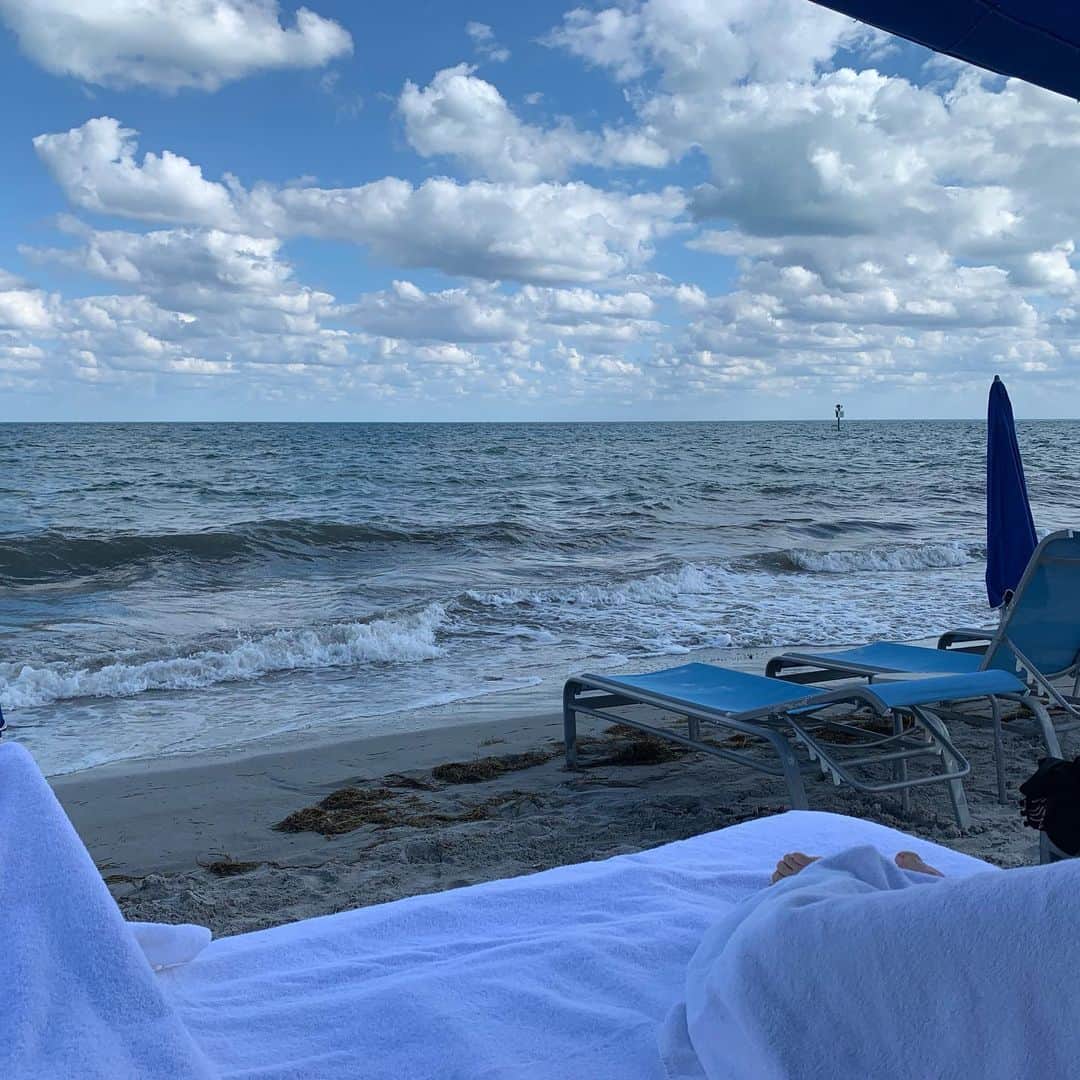 ニック・マルティネスのインスタグラム：「Naps on the beach」