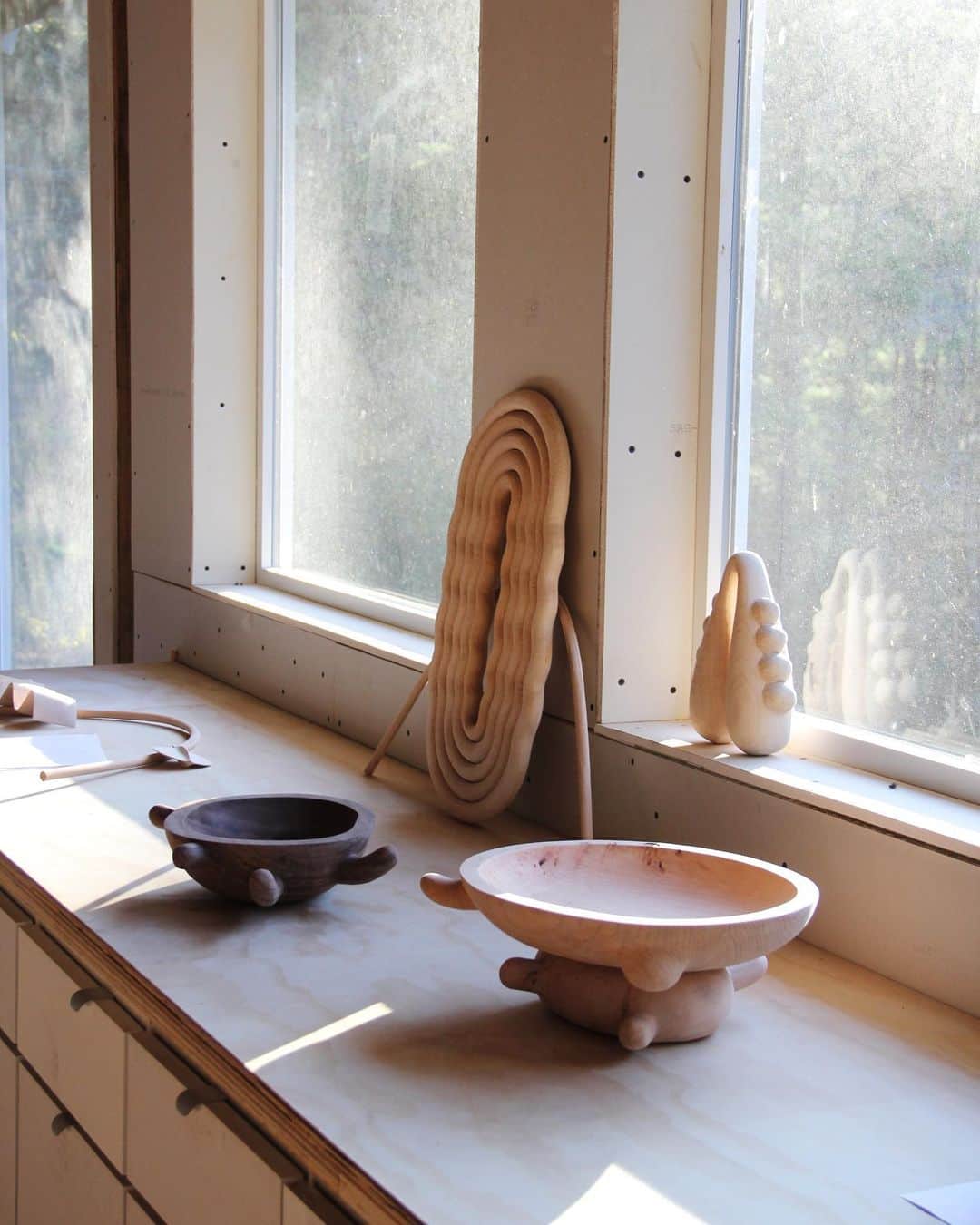 Ariele Alaskoのインスタグラム：「unfinished drywall, dirty windows & works in progress in the barn studio」