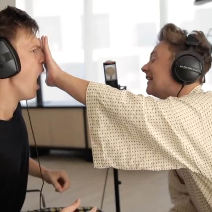 カスパー・リーのインスタグラム：「Happy birthday to the second best singer in the world @conormaynard 🎉」