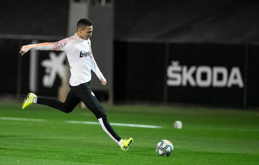 ロドリゴ・モレノ・マチャドのインスタグラム：「¡¡Seguimos!! 💪🏽⚽️」