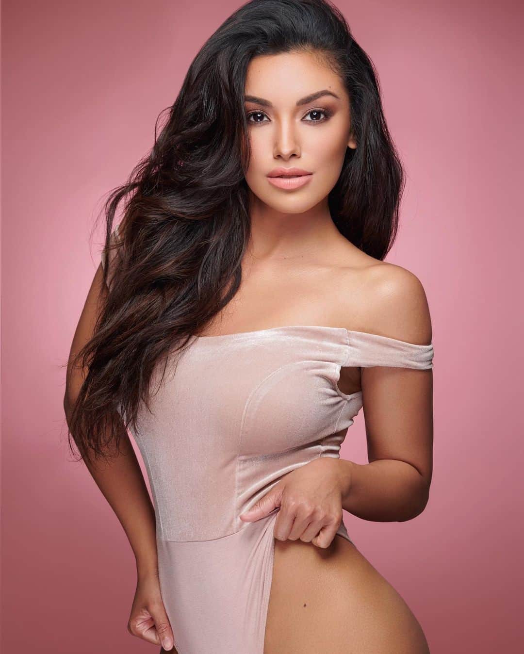ゼリカ・シルバーのインスタグラム：「Swipe for full pic 👉🏼 💗 | 📸: @dawlinphotography Makeup&Hair: @makeupbydangelo」