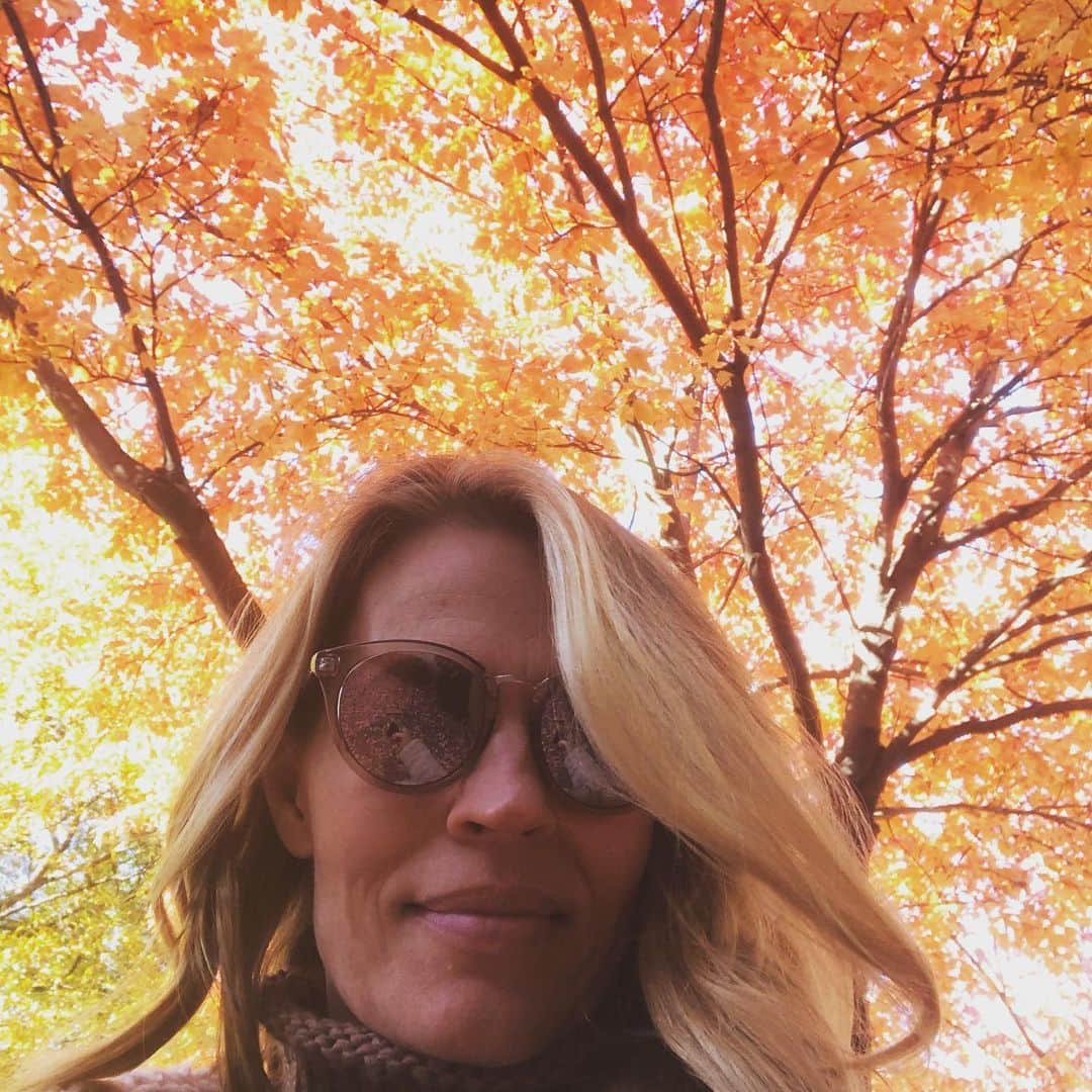 ジェリー・ライアンのインスタグラム：「Ok, I'm homesick. But damn, fall sure is pretty. #working #lifeonlocation」