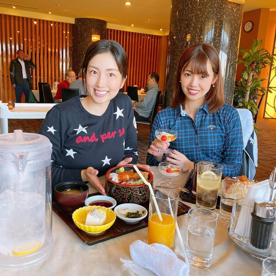 庄司ゆうこさんのインスタグラム写真 - (庄司ゆうこInstagram)「今日はちかちゃんとゴルフ⛳️💖 晴れ女パワー全開で最高のゴルフ日和❣️ そして2人とも絶好調に調子がよくベストスコア更新‼️ それにしてもここのコース、今日で3回目なんだけど毎回露天風呂が気持ち良すぎてついつい長風呂しちゃう✨ お風呂上がりは頑張ったご褒美にチョコレートパフェ❤️ 今日も楽し過ぎて時間があっという間だったなぁー✨✨✨ #ベルセルバカントリークラブ#市原#ゴルフ#ゴルフ女子#ゴルフ日和#ポジティブスターヨガ#ヨガインストラクター#エンジョイゴルフ#晴れ女パワー#全開#束の間の休息#ベストスコア更新」11月21日 20時07分 - yuko.shoji