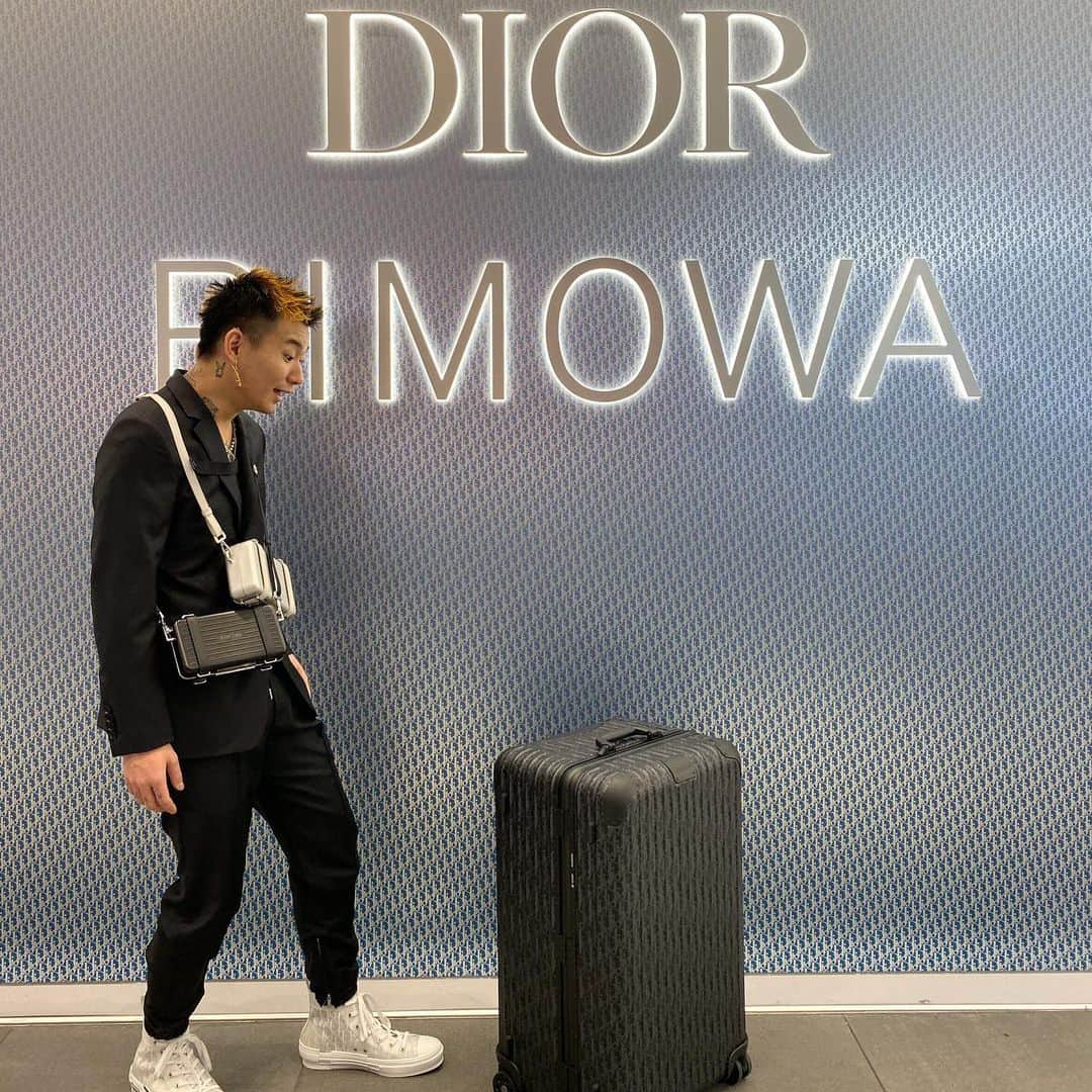 カワグチジンさんのインスタグラム写真 - (カワグチジンInstagram)「@dior  @rimowa  激イケてた。 明日から渋谷PARCOオープンで1階にズデーンと構えてるからみんなDIORに行った方がいい！！全部欲しい全部。」11月21日 20時07分 - kurtcojain