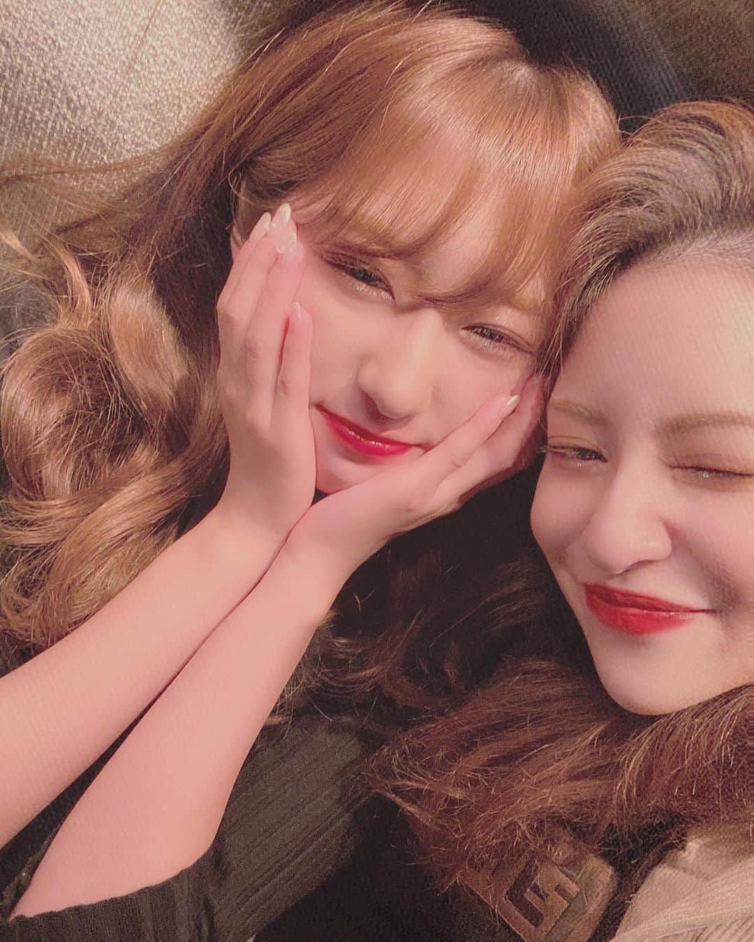阿比留李帆のインスタグラム：「だいすきが溢れてます🥺🙏✨✨ ともだちとの時間がさいこうにすき❤️ #bestfriend#二人でカラオケするとマストソング」